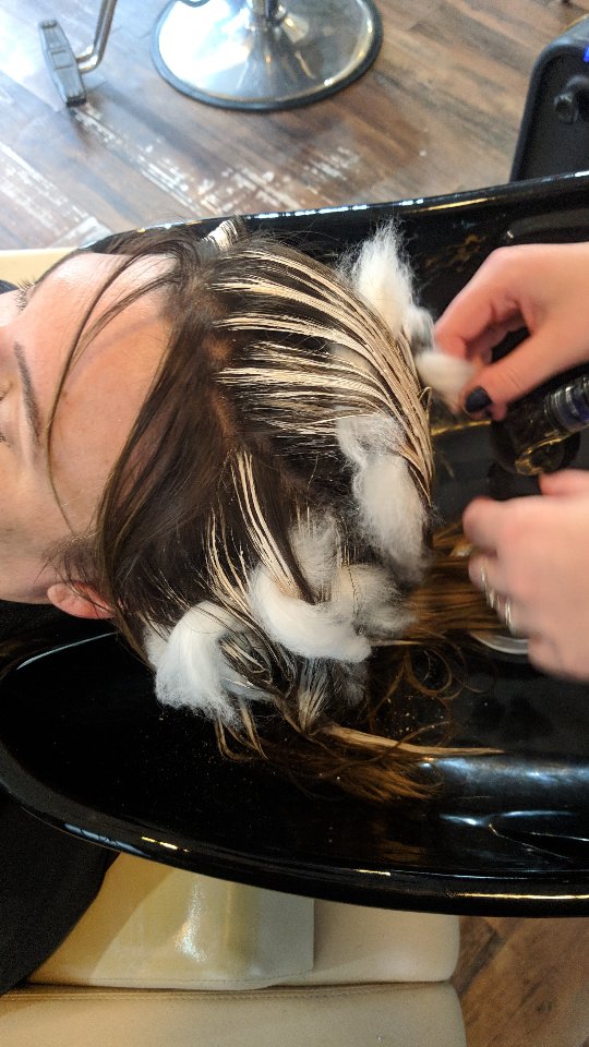 Our favorite part... before your favorite part.
Thereโs something so satisfying about sliding out cotton or those shiny foils and seeing the magic underneath.
But we know what youโre really waiting for: that dreamy shampoo moment. ๐ซง