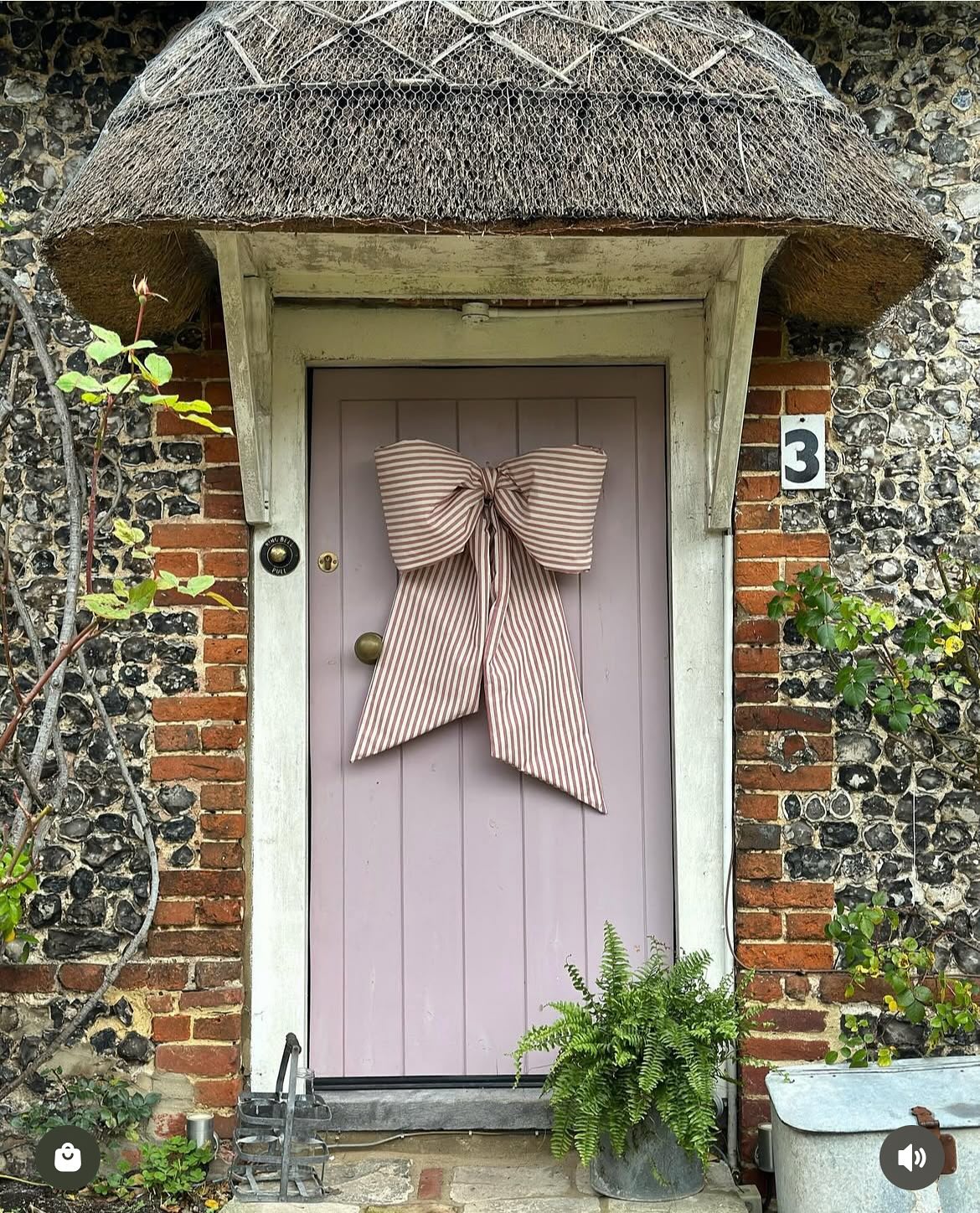 Introducing our Exhibitors 🤍
@claudiaandb
From eye catching bows, seasonal flowers, beautiful tablescapes and fabulous wreaths by the florists @claudiaandb 🌸
Meg & Jane will be joining us with a seasonal curation and their beautiful styling at the Summer Brocante @moylescourt on 25th August 🌿
Come and shop with our fabulous small independent businesses, follow their accounts and meet them in person at the Brocante 🤍
Monday 25th August 🎪
10 - 4pm
Moyles Court School
Nr Ringwood
New Forest
Tickets are now on sale through our website - see link in bio above 🎟️ or buy them on the gate when you arrive
All tickets £7:50 | U14 free 🎟️
Dogs on leads welcome 🐕
Free parking on site 🚙
Accessible parking & facilities 🚗
Artisan Food Stalls within the Fair 🍕 🧁 ☕️🍦
The full List of Exhibitors taking part is available on our website (see link above)
We look forward to seeing you soon!
