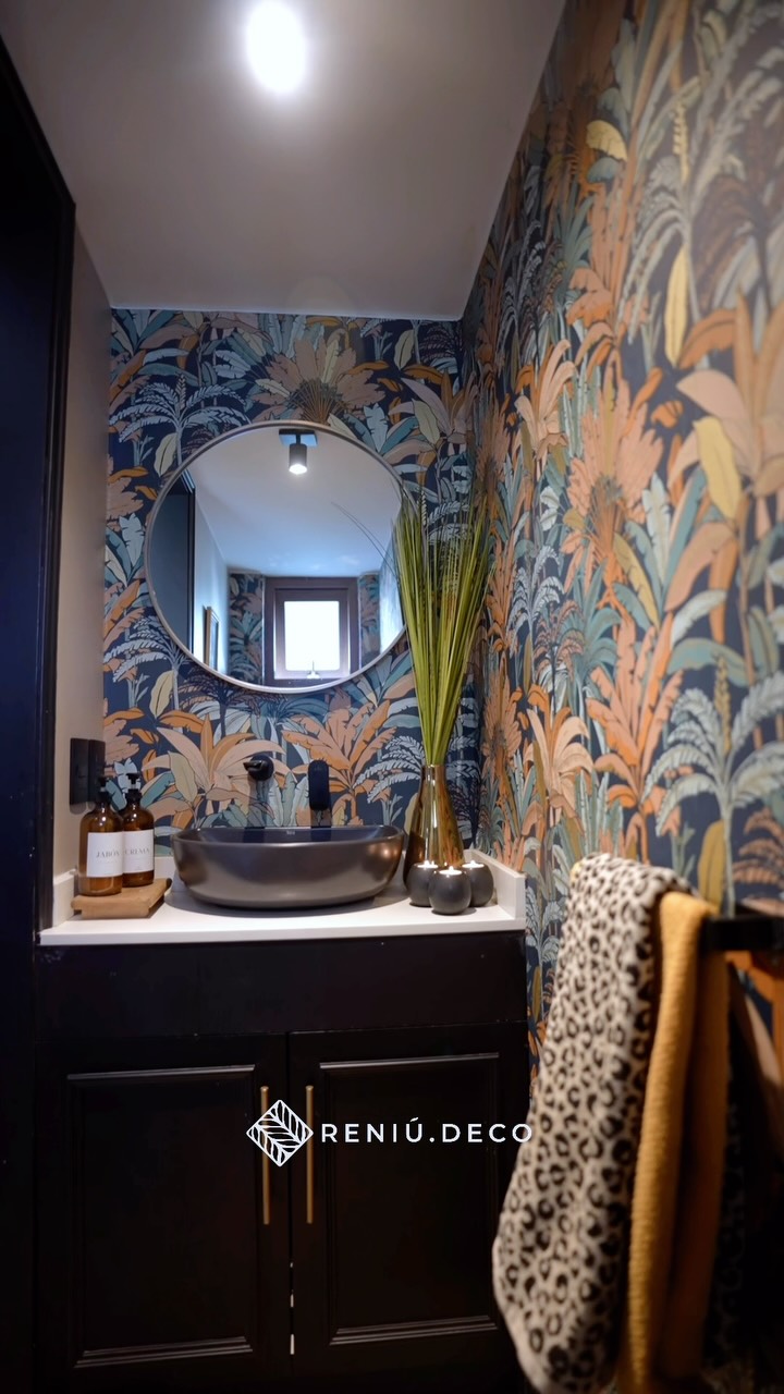 🎥 Así fuimos transformando este baño de visitas en La Dehesa paso a paso 👇
Desde un espacio sin identidad, fuimos sumando detalles que lo llenaron de vida:
🌿 Papel mural inspirado en la selva
🪞 Un espejo con carácter
🎨 Colores vibrantes y naturales
Todo pensado para lograr un ambiente atrevido, con personalidad y que se robara todas las miradas.
Porque sí, incluso los espacios pequeños pueden ser protagonistas cuando se decoran con intención.
📌 Papel mural: @papelpintado_chile
📌 Espejo: @mk_tienda
✍️ Asesoría: @reniudeco
¿Te gustaría renovar un rincón de tu casa? Escríbenos por WhatsApp al +56 9 9730 1385 y lo diseñamos contigo 🛠️✨
#reniu #deco #bañodevisitas #decoracioninteriores #transformacion #antesydespues #decoracionhogar #interiorismo #papelmural #espaciosconestilo #renovacion #ReniuDeco