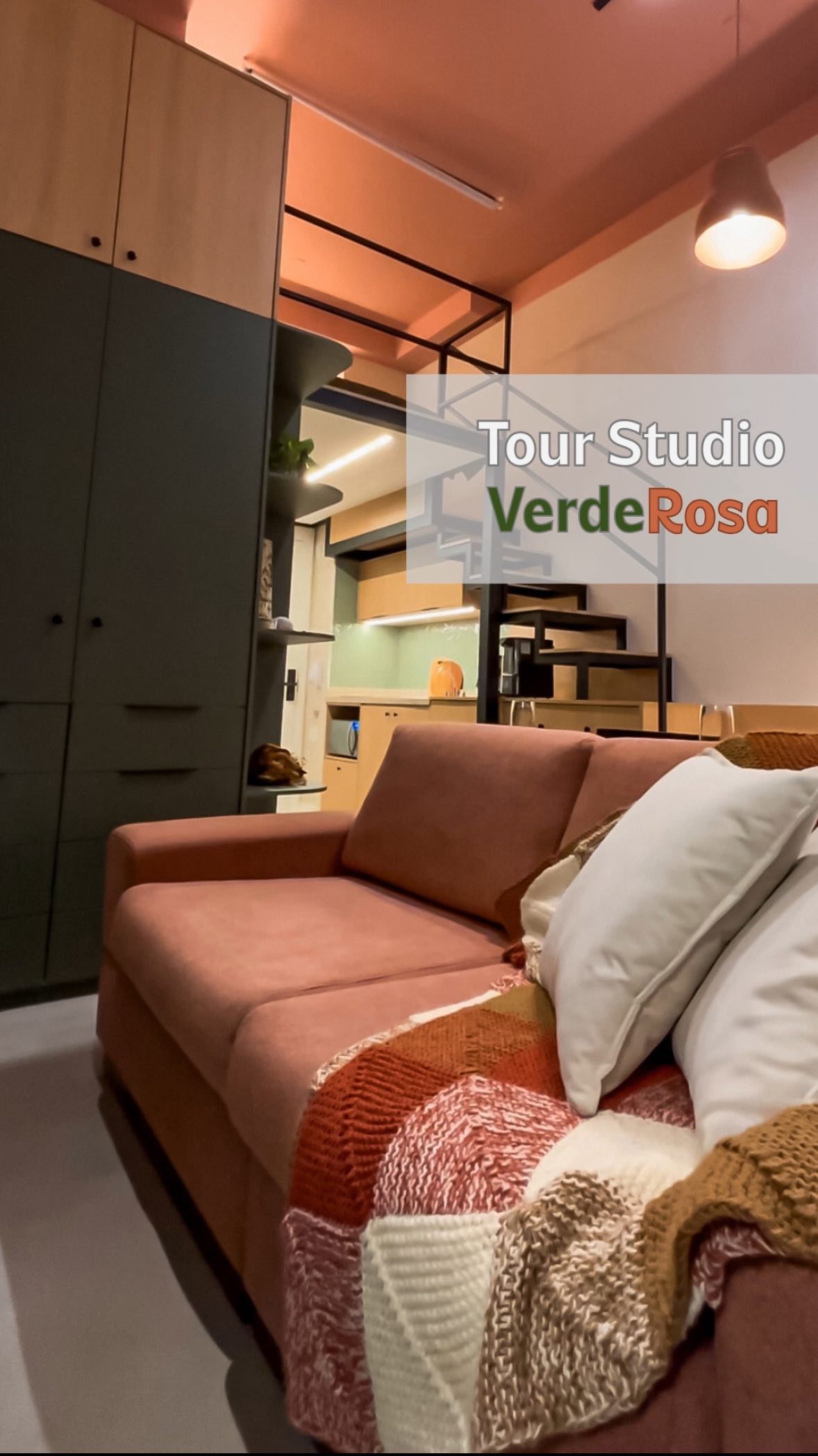 25m² bem pensados fazem toda a diferença.
⠀
Esse studio tem apenas 25m², mas o pé-direito de 3,70m nos permitiu criar um layout inteligente: levamos o quarto para o mezanino com estrutura metálica, liberando espaço no térreo para integrar sala, cozinha, home office e até uma mesa/aparador logo atrás do sofá — criando uma divisão sutil entre os ambientes.
⠀
As cores também foram protagonistas por aqui: verde, tons terrosos e o rosa no teto criam uma atmosfera acolhedora, reforçada pela iluminação suave.
⠀
Dois pontos muito importantes para essa cliente eram, um bom espaço para trabalhar e muitas prateleiras para os seus livros — e conseguimos entregar tudo isso com conforto e personalidade.
⠀
Sou a Gabriela, engenheira civil e designer de interiores, e fui chamada para transformar esse espaço do zero: projeto e reforma do início ao fim. Se estiver procurando alguém solucionar e executar seus projetos, só falar comigo.
