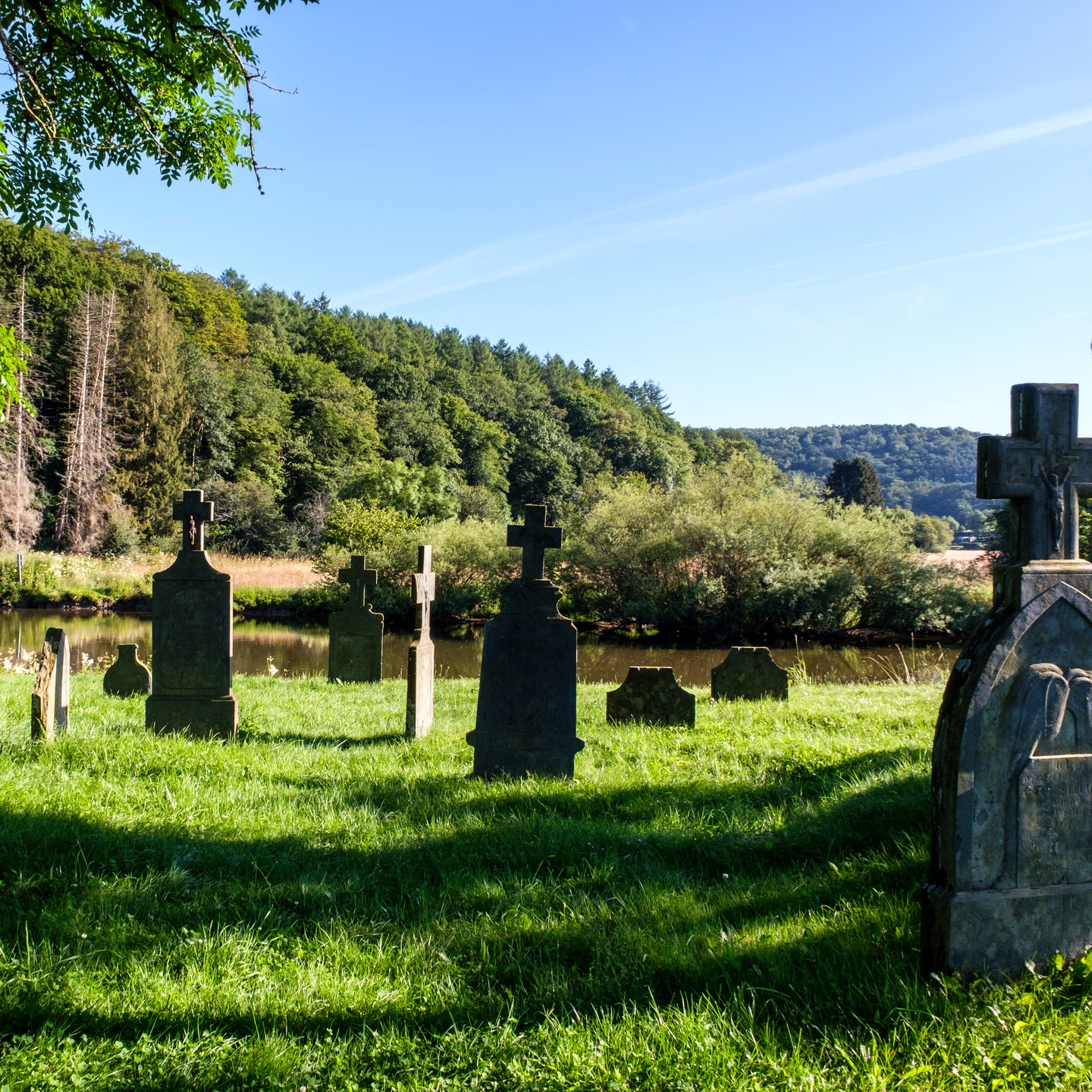 💒 NOUVEAUTÉ 💒 Cet été, partez à la redécouverte des beautés naturelles de la Wallonie et de ses morceaux d’histoire !
.
.
.
Ce guide vous propose une sélection de 25 balades en boucle, de 5 à 10 km de long, en toute saison, à la découverte du petit patrimoine wallon : chapelles votives, kiosques, postes de guet, bornes frontalières, lavoirs, ponts, arbres, fontaines… Laissez-vous happer par les merveilles patrimoniales qui ont participé à l’histoire de nos villages. Conseils avisés, infos pratiques, codes QR et cartes simplifiées de l’itinéraire faciliteront vos balades, le tout parsemé d’anecdotes historiques et de légendes locales.
Richement illustré, ce guide vous invite à des parcours inoubliables, à la découverte du petit patrimoine de Wallonie.
.
.
.
© Jean-Marc Quinet
.
.
.
#180editions #mangezlocallisezlocal #wallonie #petitpatrimoine