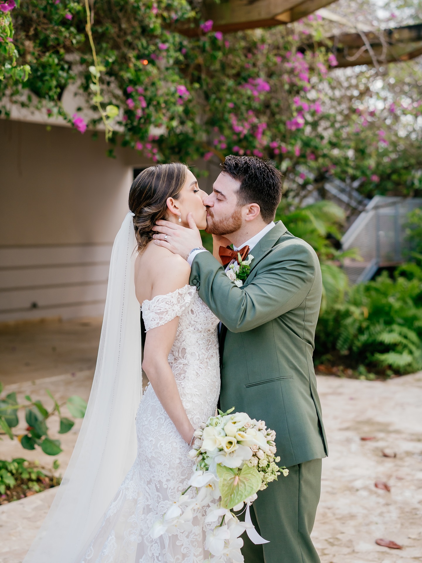 Franceliz & Jan
A veces uno conecta con personas desde el primer momento, y esta fue una de esas veces. ¡Qué lindo fue trabajar con ustedes! Son una pareja hermosa, no solo por fuera, sino también por la energía tan bonita que comparten. Gracias por confiar en mí y permitirme poner mi granito de arena en su día especial. ¡Espero que hayan disfrutado cada segundo y que vengan muchos años de felicidad y amor.
Gracias por compartir sus fotos. Ame cada una de ellas. @angellopezphotography