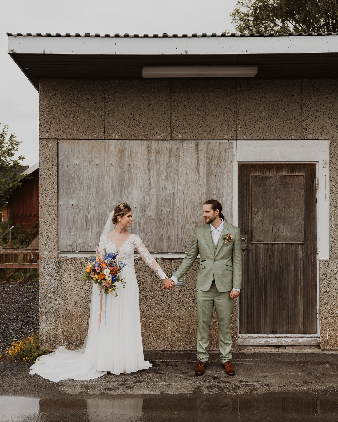En liten sneak peek från lördagens bröllop. En regnig dag med mörka moln på himlen, men som lystes upp av kärlek, härliga färger, blomster och vackra detaljer. Så roligt att se när brudpar går all in på detaljer och har en röd tråd genom hela dagen 😍
Blommor är verkligen en favorit hos mig och blommor fanns det gott om på detta bröllop! Kul detalj att alla brudtärnors buketter matchade deras klänningar. Så fint! 😍
#bröllopsfotograf #bröllopsfotograföstersund #bröllopsfotografjämtland #fotografjämtlandhärjedalen #fotograföstersund #fotografjämtland #östersund #jämtland #bröllopsinspiration #bröllop2025 #bröllop2026 #bröllopjämtland #bröllopöstersund