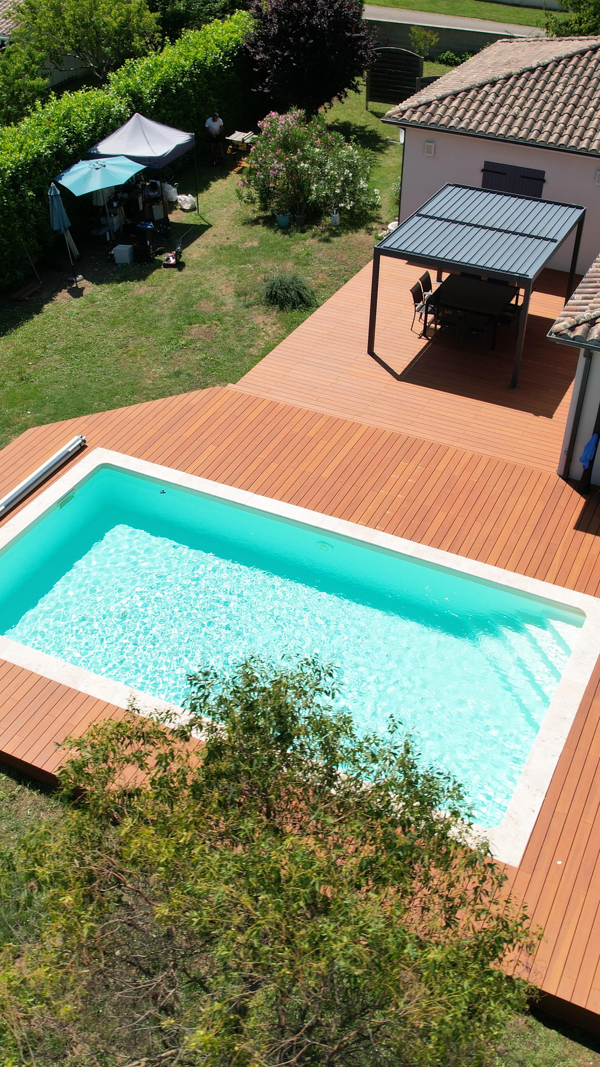 Petit tour rapide en drone sur notre dernier projet en bambou 🎋✨. #bambou #mosobambooproducts #bamboo #terrasse #decking #bamboodecking #terrassebois