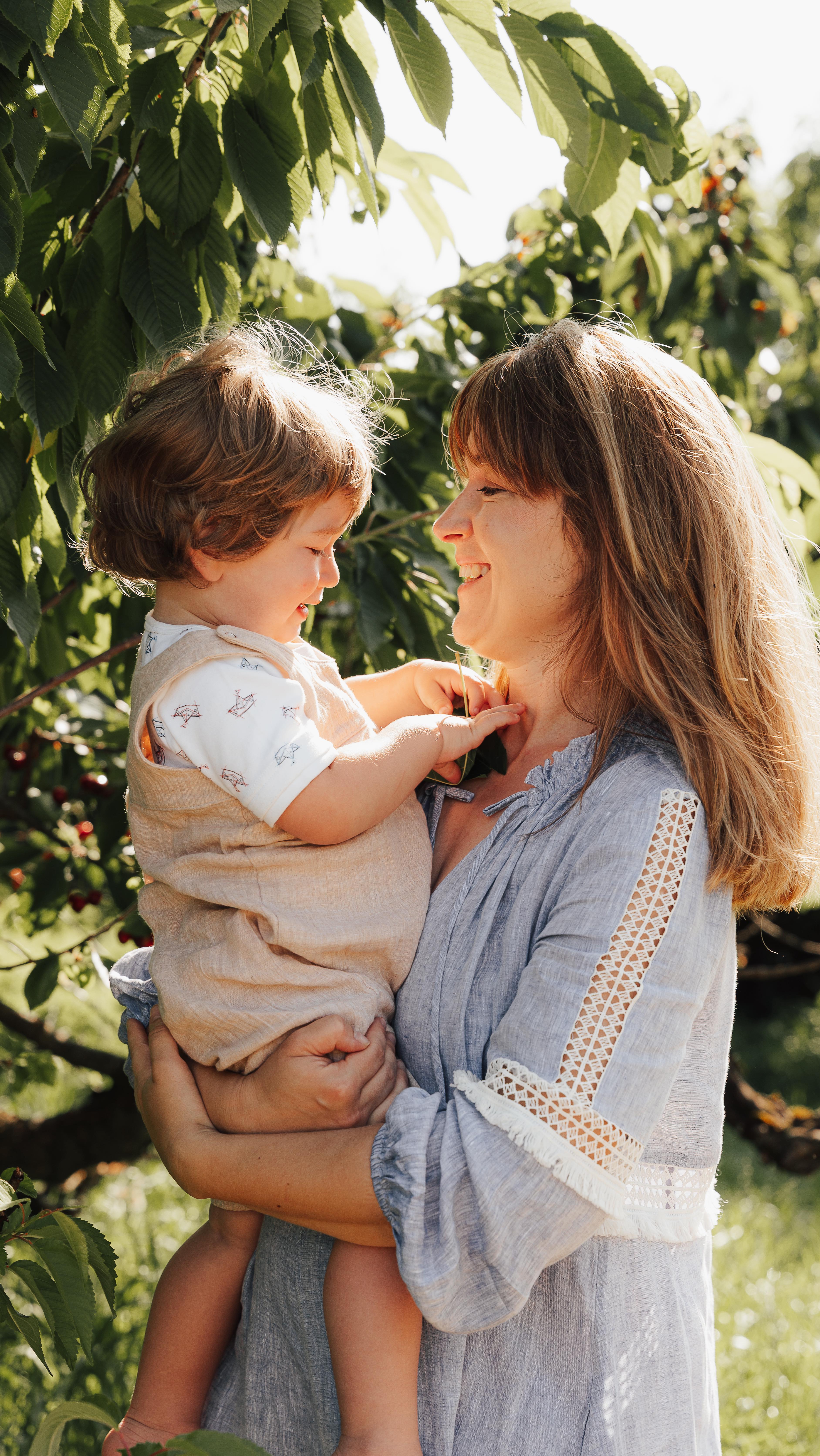 Unter Kirschbäumen ist das Leben süßer 🌳🍒 Rennen, träumen, naschen – was will man mehr? 📸
#familienfotografie #lotsofgun #kirschen #kirschbäume