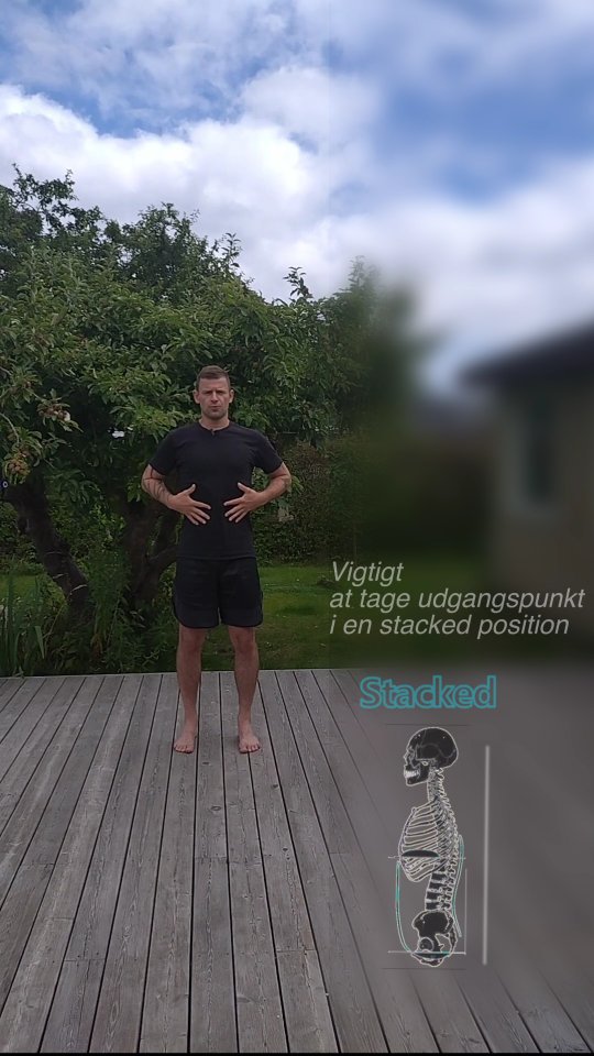 Her kommer den første af de 3 varianter, hvor vi integrerer mere rotation i vores bevægelse 😃
Ved at integrere rotation i vores bevægelser, kan vi skabe mere :
Dynamik - Stabilitet - Er mere efficiente - Mindre smerter - Bedre vejrtrækning
Sådan kan du begynde at bruge det 😉⬇️
1. Start i en neutral position som vist, sørg for at have en aktivering igennem din vejrtrækning i de dybe stabilisatorer samt at forbinde de nedre ribben.
2. Sørg for at du har en stabil, oprejst position i dit bækken og overkroppen
3. Kommer i en lunge position, fokus på vægtfordeling, samt at dreje dig ind i din hofte.
4. Have gerne lidt fokus på i starten at sparere arm bevægelsen fra brystkasse rotation, så du virkelig mærker forskellen.
5. Bliv med vægt hvor du er, shifte brystkassen lidt over til den side af kroppen hvor du arbejder.
Din krop er lavet til at bevæge sig funktionelt, det vil sige de måder du bevæger dig på i løbet af hverdagen, er en sammensætning af mange forskellige bevægelser.🕵️
Begynd at bruge disse koncepter i din træning, det giver dig bedre bevægelse, mindre smerter, mere stabilitet og bedre koordination.💯
Der er flere guldkorn ved at integrere mere funktionelle øvelser i din træning 😉
Ved du hvorfor?
Fordi vi dækker flere bevægelser i en øvelse, som i denne f.eks. ⬇️
LUNGE – ROTATION – PRESS
Det sparer dig tid, på samme tid er de pisse sjove 🔥
#biomekanik #funktioneltræning #holisticcoaching #rotation #breathing #performance #smertefri #balance #bevægelse #nervesystemet #københavn #rehabilitation #myofascialrelease