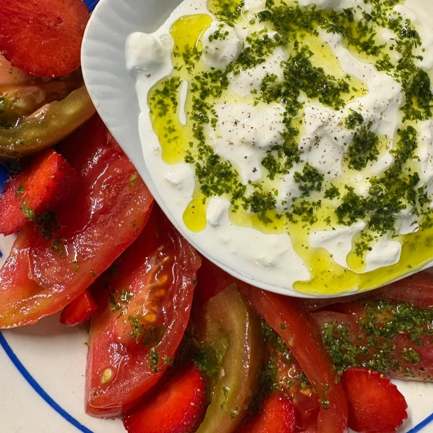 Cette semaine Stracciatella, pesto basilic et zeste de citron vert Tomates françaises et fraises 🍓