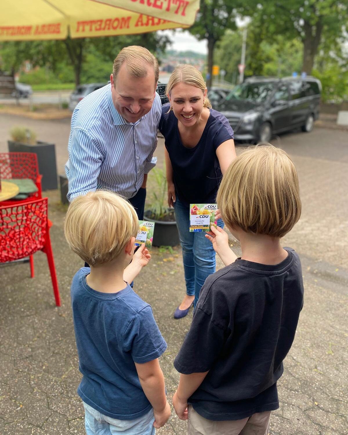 🍨 Auf ein Eis mit Florian
🤩 Bereits zum zweite Mal habe ich heute die Vlothoer Kinder und Jugendlichen auf eine Kugel Eis eingeladen, um zu hören wo aus Ihrer Sicht der Schuh drückt. #kinderhabenaucheinemeinung
🌦️ Und was soll ich sagen: Trotz Regenwetters haben sie sich aus allen Vlothoer Ortsteilen auf den Weg zur @rosssii86 in die Eisdiele gemacht. 🇮🇹🍦
Ich bin dankbar für den Austausch und die vielen guten Ideen! Und während die Kinder ihr Eis genossen haben, konnte ich bei einer Tasse Kaffee auch die Ideeen der Eltern hören.
#aufeineismitflorian #vlotho #florianfürvlotho #zuhören #miteinander #dorfleben #eis #eisdiele #sommerferien