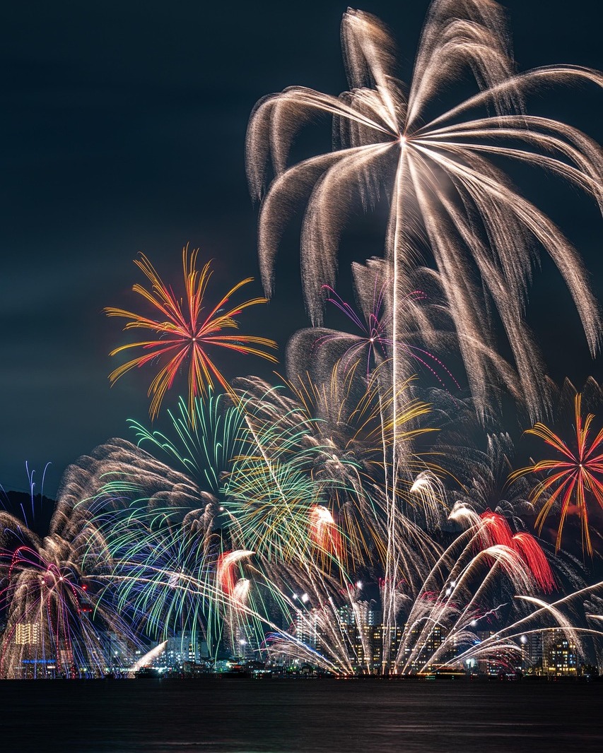 A Hanabi Taikai (Fireworks Festival) is a traditional Japanese summer event where large, colorful fireworks light up the night sky. Often held near rivers or beaches, these festivals attract big crowds who enjoy the beautiful displays, street food stalls, and the festive atmosphere. Many people wear yukata, adding to the seasonal charm. 🎇
.
.
花火大會是日本傳統的夏季活動,夜空中綻放出色彩繽紛的大型煙火。活動通常在河邊或海邊舉行,吸引大量人潮前來欣賞絢麗的煙火秀、品嚐攤販美食,享受熱鬧的節慶氛圍。許多人還會穿上浴衣,增添濃厚的夏日風情。
.
.
.
#japanguide #triptojapan #travelinjapan #visitjapanjp #visitmyjapan #jntosg #beautifulJapan #japanrevealed #travelgraphy #travelgram #traveling #trending #japanese #instagram #osaka #visitjapanUS #visitjapanCA #TravelJapan #JapanTrip #ExploreJapan #fireworks #hanabi #花火大会 #summer #summerinjapan