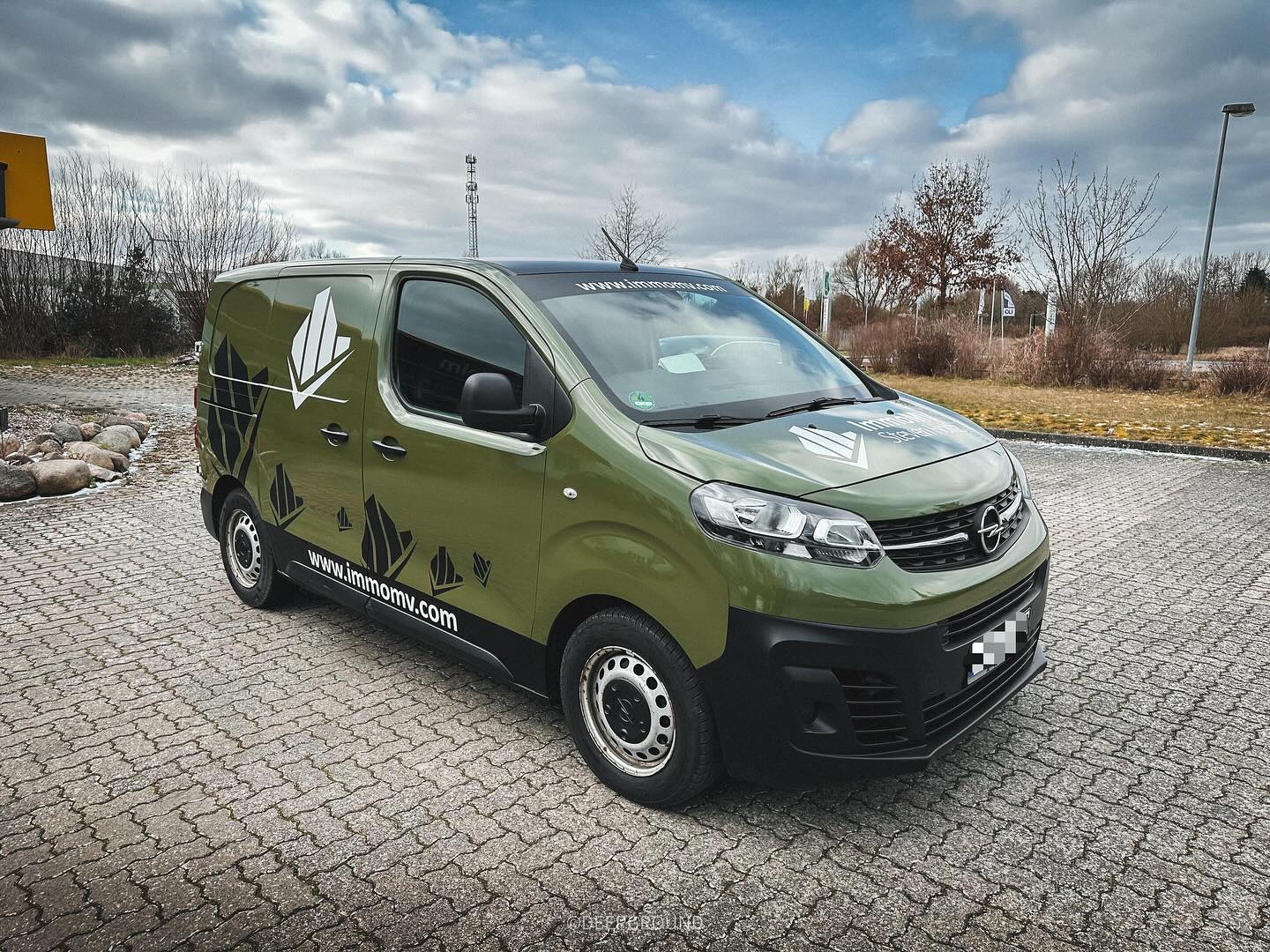 Nummer 2 in klein. 😛
Vollfolierung in Badlands Green.
Dieser Opel Vivaro wurde von weiß auf das schöne Grün von PWF foliert, zusätzlich haben wir auch noch Werbung angebracht. Alles in allem ist es jetzt ein schöner auffälliger aber doch dezenter Firmenwagen.
Danke für den Auftrag! 😋
___________________________________________________ #deepground #opel #opelvivaro #wrapped #vivaro #transporter #green #clean #carporn #cars #style #car #picture #carlife #wrappedworld #platiniumwrappingfilm #wrappedcars #tint #werbung #perfection #insta #instagood #follow #picoftheday
