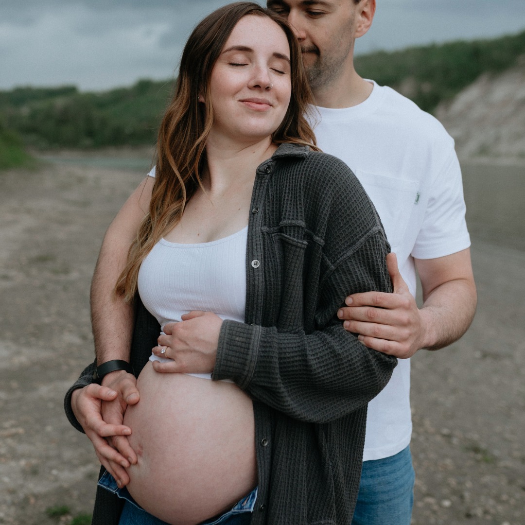 started my season off with a floof boopin' a belly - heck yes!
_____
these two got "two sessions in one"! After we had to make a run for it from getting rained out, we ended up being able to wait out the storm and caught the most epic sunset. Beauty after a storm? If that's not the definition of irony ......
So make sure to check back for Part 2 of this super sweet maternity session 🥰