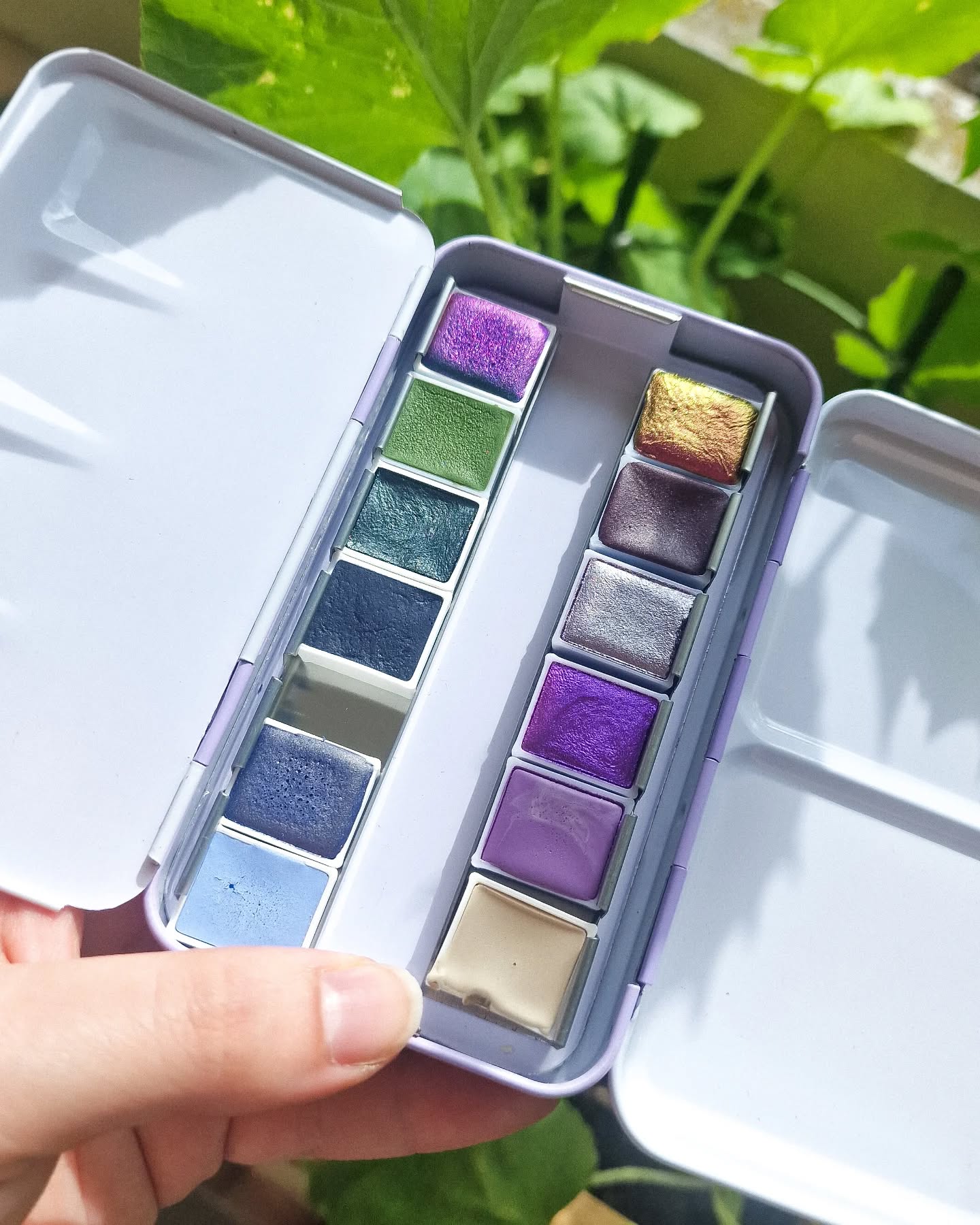 C'est lundiiiiii est-ce que pour bien commencer la semaine il ne serait pas temps de lancer l'enfilade de cadeau pour les 6 ans du Pig?! Parce que si vous ne le saviez pas, le Pigmentarium a soufflé sa 6eme bougie il y a quelques semaines ! Et pour l’occasion, je lance le 1er concours d'une série de 6 \o/ 🎉👀
À gagner aujourd'hui une palette de douze demi-godets d'aquarelles artisanales, lumineuses, ultra pigmentées, faites avec amour et parmi mes préférées du début d'années ou pas d'ailleurs 😅😱💜
Pour participer :
- Like ce post
-Abonne-toi (si ce n’est pas déjà fait 💛)
-Commente rocaille et dis-moi ce que tu rêverais de voir comme lot pour le prochain concours
Facultatif
-partage ce post à tes amis que ça peut intéresser (en tag, story ou même en dm) (c'est pas toujours évident de partager des concours à des gens, on se sait, mais ça fait plaisir ✨)
📅 Fin du concours et tirage au sort à la publication du post suivant (le nom du gagnant sera dans la description du prochain post, comme ça si vous avez un doute ou un compte fake qui vous embête vous saurez où trouver l'info !) #astuces
Bonne chance à toutes et tous ! Et merci d’être là depuis toutes ces années
#aquarelleartisanale #lepigmentarium #concoursinstagram #aquarelleaddict #faitmain #artisanal #paletteaquarelle #peintureaquarelle #concourscreatif #aquarelle #arcenciel #pigmentsnaturels