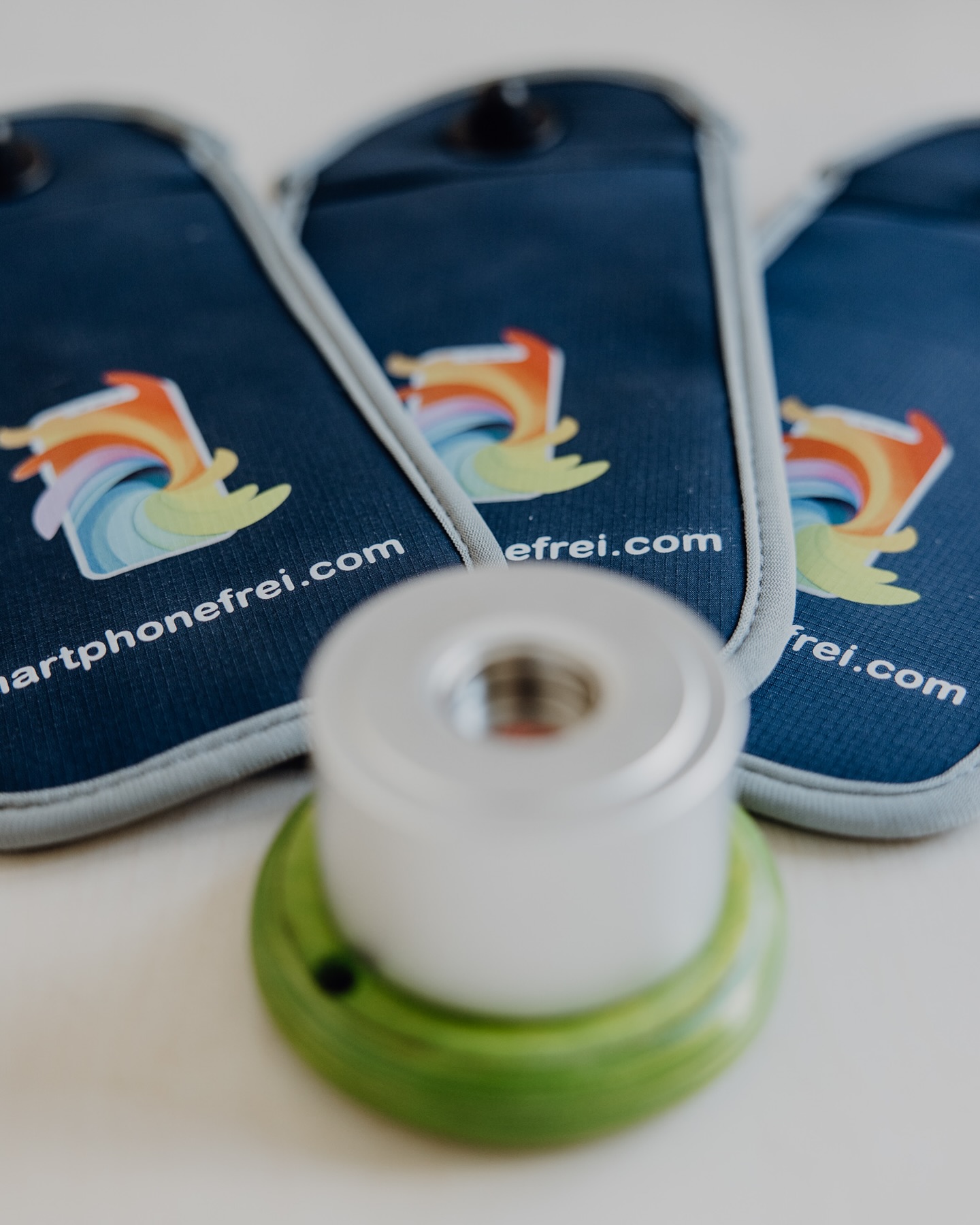 Ihre Schule soll smartphonefrei werden ?! Unsere smartphonefrei.com Handytaschen sind der einfache und sichere Weg zur smartphonefreien Schule - denn die Welt da draußen ist bunt 🌈 Wir liefern Ihnen, neben unseren Handytaschen und den magnetischen Entsperrsystemen, auch eine umzufassende Analyse und Beratung, angepasst an die individuellen Bedürfnisse Ihrer Schulgemeinde. Kontaktieren Sie uns herzlich gerne unter smartphonefrei.com