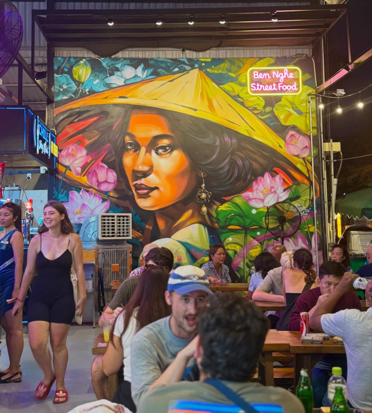 📍 Ben Nghe Street Food Market, Saigon
From bánh xèo to bao buns, from lanterns to EDM… and right on cue:
🎤 “EEEH MAN THIS BÁNH MÌ’S NOWT ON A BACON SARNIE!”
Because no matter where in the world you tuk-tuk off to — there’s always a loud drunk Geordie.
#WhereTheTukAmI
#BenNgheEats
#GeordieGoesGlobal
#SaigonScootersAndSarnies
#StreetFoodAndStorytime