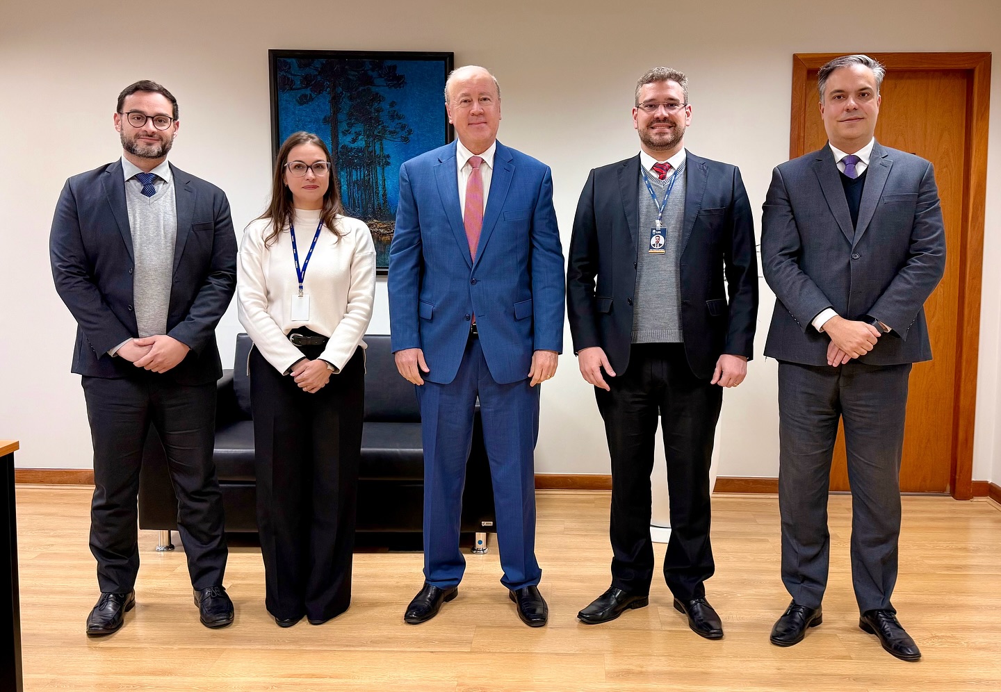 ANJUD É RECEBIDA PELO CORREGEDOR-GERAL DA JUSTIÇA DO TJPR
Dando continuidade à sua agenda institucional voltada à valorização dos seus associados, a ANJUD – Associação dos Auxiliares da Justiça de Nível Superior do Paraná – realizou, na tarde desta quinta-feira (10), nova visita institucional à Corregedoria-Geral da Justiça do Tribunal de Justiça do Paraná (TJPR).
Na ocasião, a ANJUD foi recebida pessoalmente pelo Corregedor-Geral da Justiça, Desembargador Fernando Wolff Bodziak, e pelos Juízes Auxiliares Dr. Fábio Brandão e Dr. Rafael de Carvalho Paes Leme. Representando a Associação, participaram o Presidente José Renato Guarnieri Catarin e a Diretora Vanessa Dorada Mikoski.