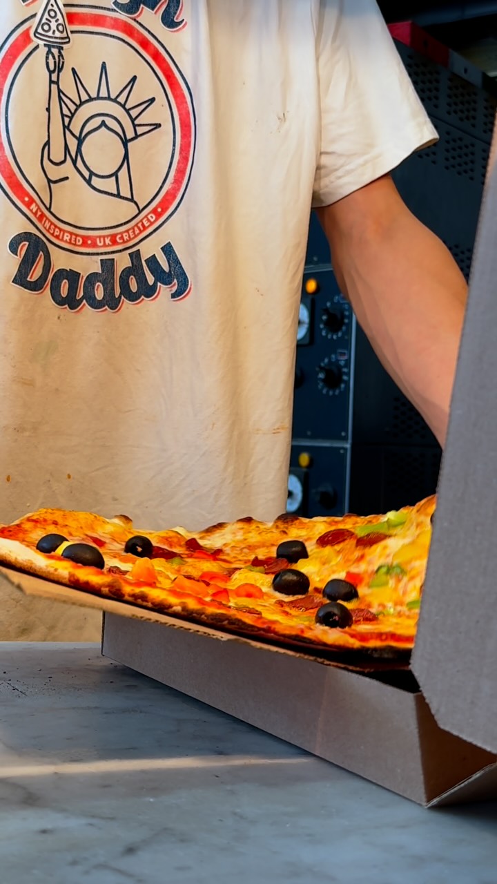 Lunch just got legendary. 🍕✨
Get a 12” pizza + a canned drink for just £5 at Dough Daddy Pizza, Streatham. No catch. Just pure dough-licious vibes. 😍🔥
📍 Available weekdays – pop in, grab yours, and make lunchtime your favourite time.
#PizzaDeal #StreathamEats #LondonFoodies #LunchForAFiver #DoughDaddyPizza #CheapEatsLondon #12InchPizza #BudgetEats #FoodieUK #PizzaVibes #LunchGoals #InstaEatsUK #AestheticReels #LondonLunchDeal #PizzaAndChill
