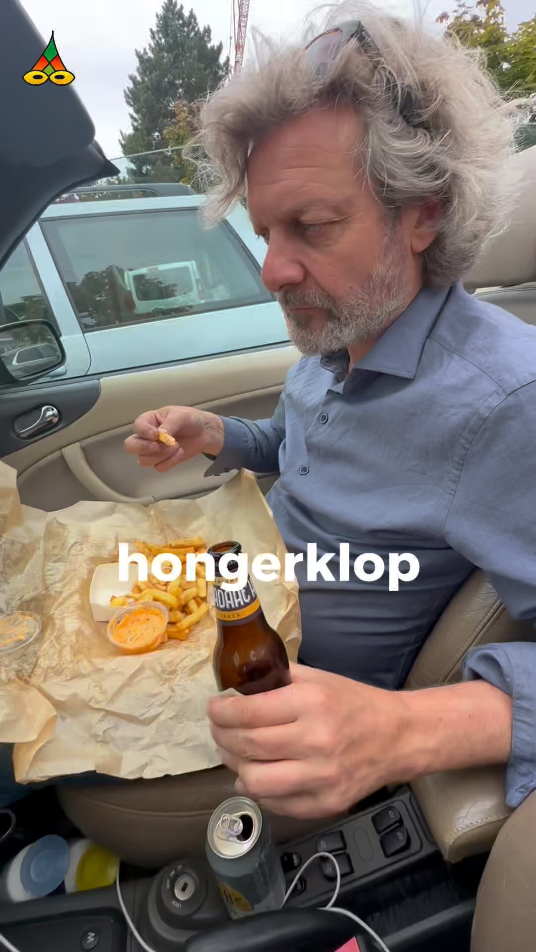 – Hongerklop
Op is op. En dan komt het grote vullen.
Soms met patat. Soms met poëzie.
Een vettige ode aan het moment waarop lichaam en taal tegelijk crashen.
Ook zo gek op friet, bier, sport kijken en poëzie?
Volg @poeziejournaal : dichterlijke reportages van beeldkunstenares Hilma ten Boske en dichter Maurice Jonkers, over sport, kunst, koken, klussen, handel, natuur en liefde.❤️
#poëziejournaal #houdezonzijde #hongerklop #dichterlijk #poëzie #frituurfilosofie