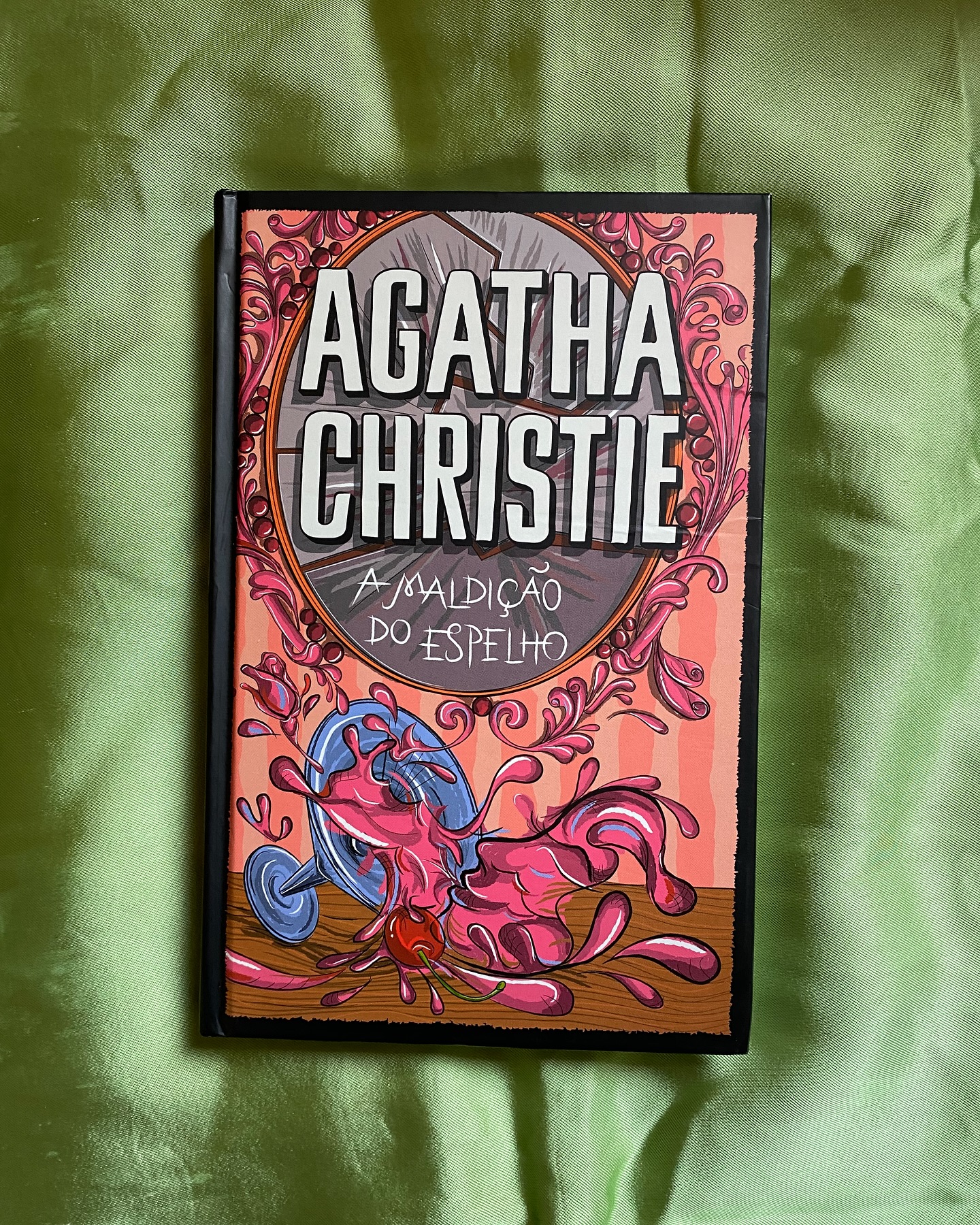🪞A Maldição do Espelho - Agatha Christie
☠️Agatha Christie, a rainha dos mistérios e das mortes por envenenamento, sempre tem algo a mostrar e a surpreender. Em “A Maldição do Espelho” conhecemos a atriz super famosa e talentosa Marina Gregg, que decide mudar com o seu marido para um pequeno vilarejo no interior do Reino Unido, St. Mary Mead. Onde a população pequena e pacata não está acostumada a receber tanta atenção, ainda mais tendo uma estrela de cinema como vizinha.
☠️Mas a senhorita Marina só quer ficar em paz com o seu marido em sua nova residência e se sentir “normal”, para isso ela decide fazer um pequeno evento beneficente na sua casa, a bela e histórica Gossington Hall, mais o que a estrela de cinema não esperava era que a sua maior fã e vizinha, Heather Badcock, seria envenenada, isso mudaria todo o percurso da história.
☠️E Agatha Christie, com o terreno preparado, nos apresenta a maior fofoqueira de todo o Reino Unido (no bom sentido, é claro!). Miss Marple, que auxiliaria o investigador a solucionar esse mistério e nos faria se apaixonar com todo o seu carisma e inteligência. Ajudando a esclarecer a maior pergunta de todas, Senhorita Heather, era o alvo principal? Ou foi um ato falho e essa morte deveria ser para Marina Gregg?
☠️Quando falo que Miss Marple é a maior fofoqueira da Inglaterra não estou mentindo, tanto que Agatha decide introduzir ela em outras histórias, o fato dessa ser uma pessoa bem informada e até mesmo mais inteligente que os próprios investigadores deixa tudo mais perfeito, pois uma senhora “aposentada” o que mais tem é tempo para conversar, não é mesmo?
#missmarple #agathachristie #missmarple #agatha #morrer #rainhadocrime #classic #editoraharpercollins #veneno #classico #amaldiçãodoespelho #misterio #reinounido🇬🇧