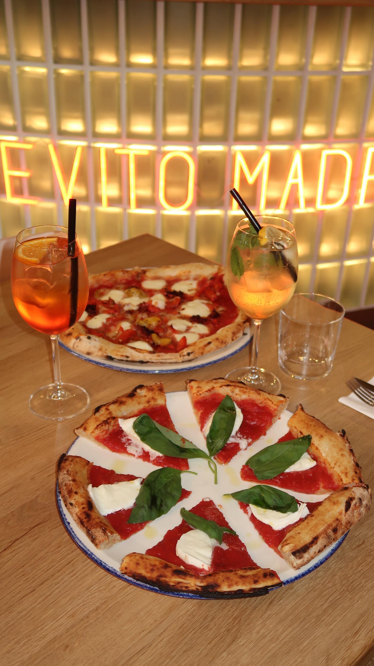 Pizza Gourmet - ideální na sharing a gurmánskou degustaci 🍕✨
Ještě jste ji nikdy neochutnali? Doražte k nám do AMUNI zamilovat se do něčeho nového ❤️🔥 #amunì_praha #praguerestaurant #pizzagourmet #italianbrainrot