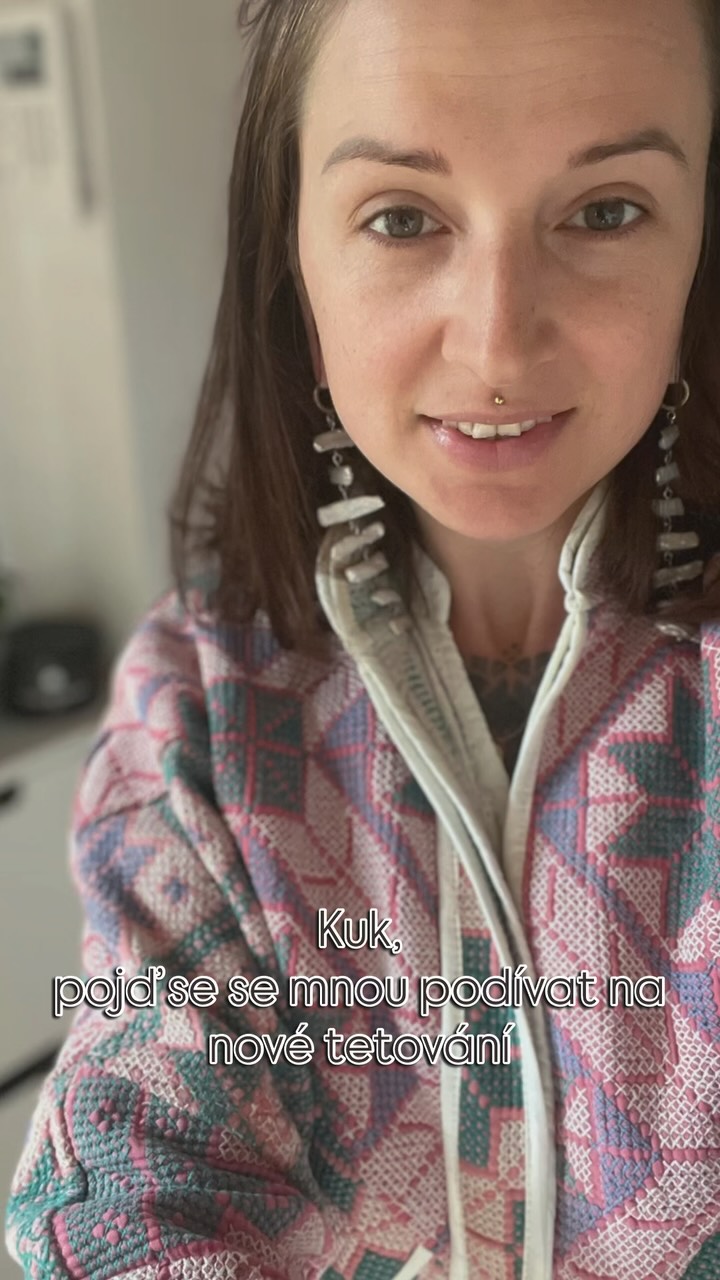 ✨ TANEC VOLAVEK ✨
Když tetování není jen obrázkem na kůži, ale nositelem hluboké symboliky a energie.
Volavky v letu kolem hvězdné sféry - symbol svobody, transcendence a spojení mezi světy. Červené paprsky probouzejí životní sílu a odvahu potřebnou pro každou transformaci. Volavky jako symbol mystérium života.
Umístění na paži, blízko srdce, posiluje propojení mezi záměrem a jeho realizací v životě. Každý tah jehly s vědomým záměrem, každá linie s vlastním významem.
Jsem vděčná, že společně jdeme touto cestou a navracíme tetování jeho přechodovou rituální podstatu.
kůži?
Motiv jako víceurovnovy obraz ve kterém člověk nachazi nové a nové vrstvy toho, jak společně kračí životem.
Děkuju za projevenou důvěru
#vedometetovani #natelo #transformace #ritualnitetovani #tattoo #czechtattooartist