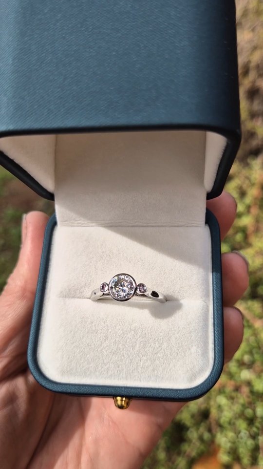 Come with me to see how I made this engagement ring. We were upgrading the original ring to a more secure centre setter and adding some stunning Argyle pink diamonds.
How would you upgrade your ring if you could?
#handmadejewellery #midwestjeweller #Argylediamonds #jeweller #australianmadejewellery #australianjewellerydesigner #pinkdiamonds