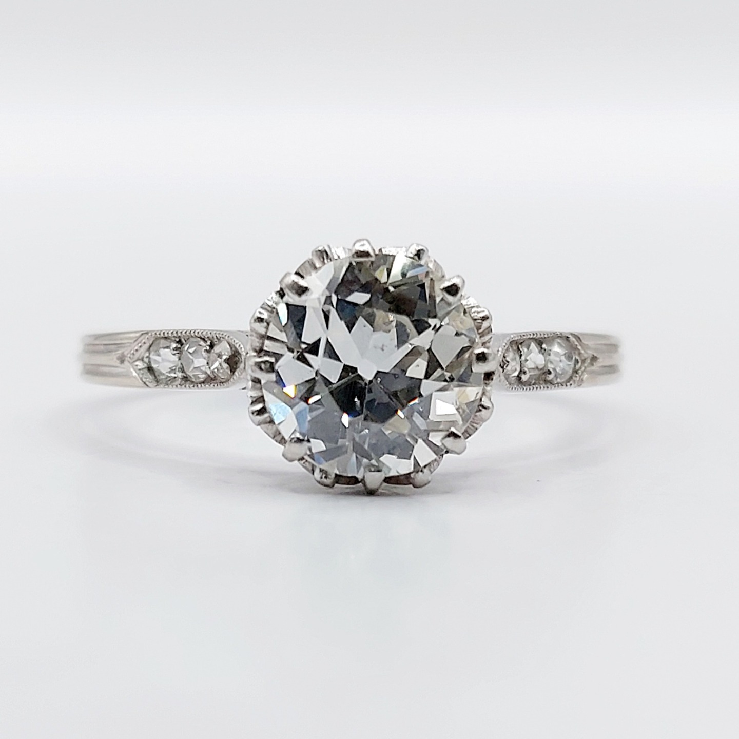 /// SOLD /// French art deco solitaire Platinum ring set with a 1.35carat old european cut diamond in prong setting flanked by old-cut diamonds (circa 1920)
PRICE : 3600€
Magnificent French Art Deco goldsmith work
Size: 57.5 FR / 8 US
Weight: 2.60 g
Diamond size: approximately 7.2 mm (estimated at 1.35 carats)
Diamond in very good condition, with a few tiny inclusions visible under a magnifying glass only
Assumed color: J/K, small fluorescence
Micro-scratches from use
Dog's head hallmark (French Hallmarks)
#frenchjewelry #omcdiamond #solitaire #diamant #diamons #antiquediamond #oldminecut #oldminecutdiamond #artdeco #solitairering