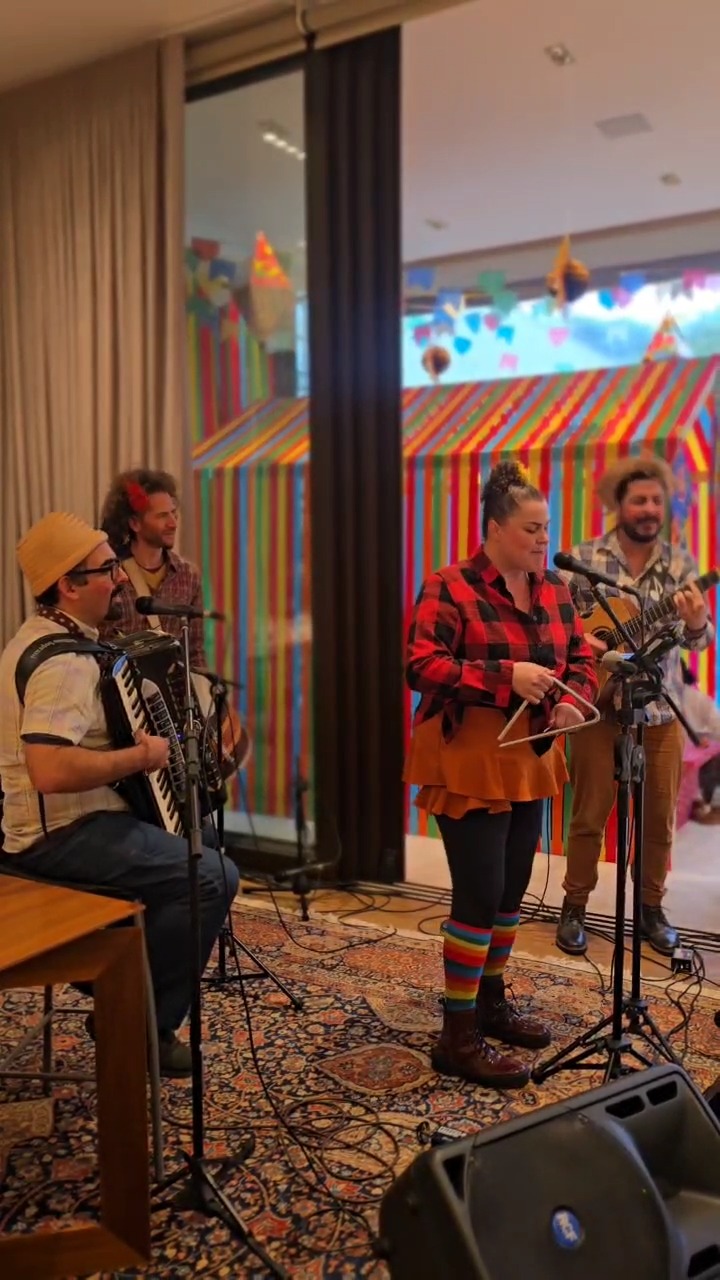 🌽 Formação Especial – Arraiá Músicas & Eventos 🎶
⠀
Pula fogueira, acende a quadrilha e chama a sanfona!
Nossa formação temática junina leva a alma do São João direto pro seu evento, com música boa, alegria no palco e muito forró pé de serra.
Com clássicos de Luiz Gonzaga, Dominguinhos, Trio Nordestino e versões forrozeiras de grandes sucessos, é o som ideal pra:
🎉 Festas juninas de empresa
🏡 Arraiás familiares e condomínios
🏫 Eventos escolares e culturais
🪗 Renata – voz e triângulo
🥁 Zé – sanfona
🎻 Marcus – percussão com sotaque nordestino
🎸 Léo – violão
🎯 É música ao vivo de verdade, com estilo, carisma e o tempero do sertão!
⠀
💌 Contrate agora e garanta um arraiá cheio de bão!
⠀
🔗 www.musicaseeventos.com.br
📩 musicaseeventos@gmail.com
📱 WhatsApp: (11) 98590-6903
📸 Instagram: @musicas.e.eventos