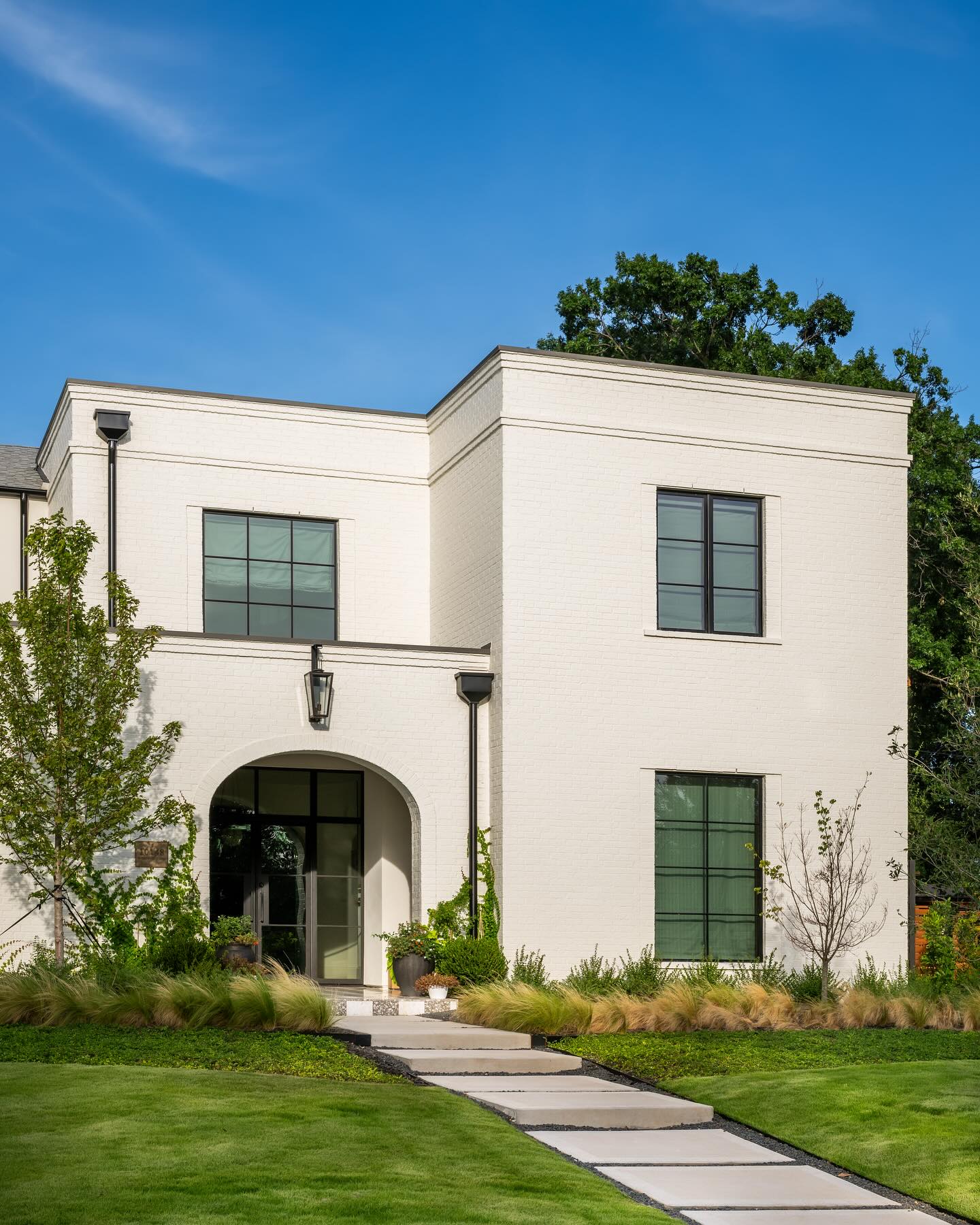 White brick, subtle detailing, and clean lines come together in this timeless design. The landscape was thoughtfully planned to complement the architecture.
Architect: @studioparkarchitecture
Construction: @me.development
Interior Design : @me.development @saphrincollective
Photography : @robertwtsai