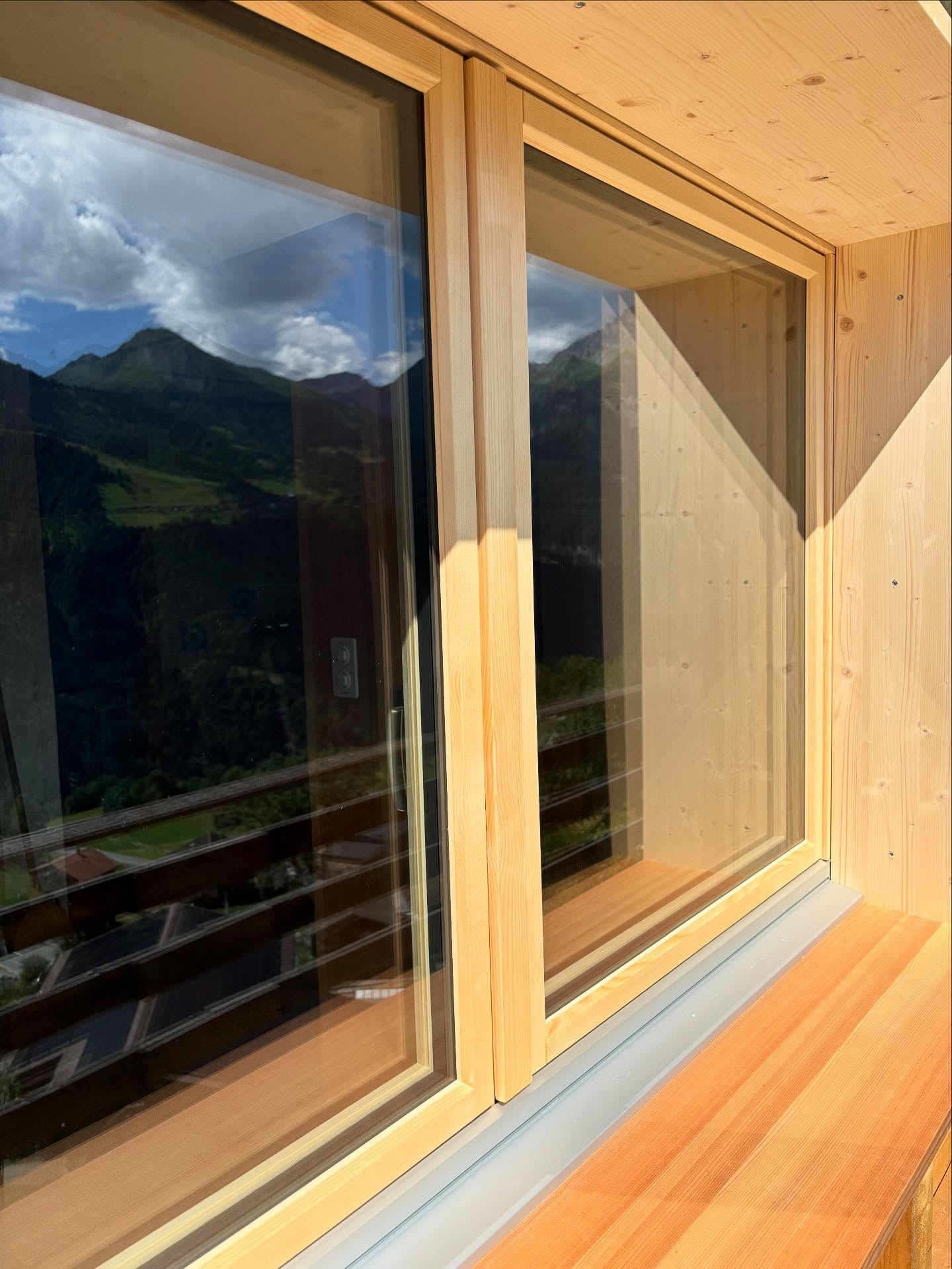 #juonag #altbausanierung #fenster #fensterfutter #treppenausschnitt #fichtenholz #lärchenholz #arosa