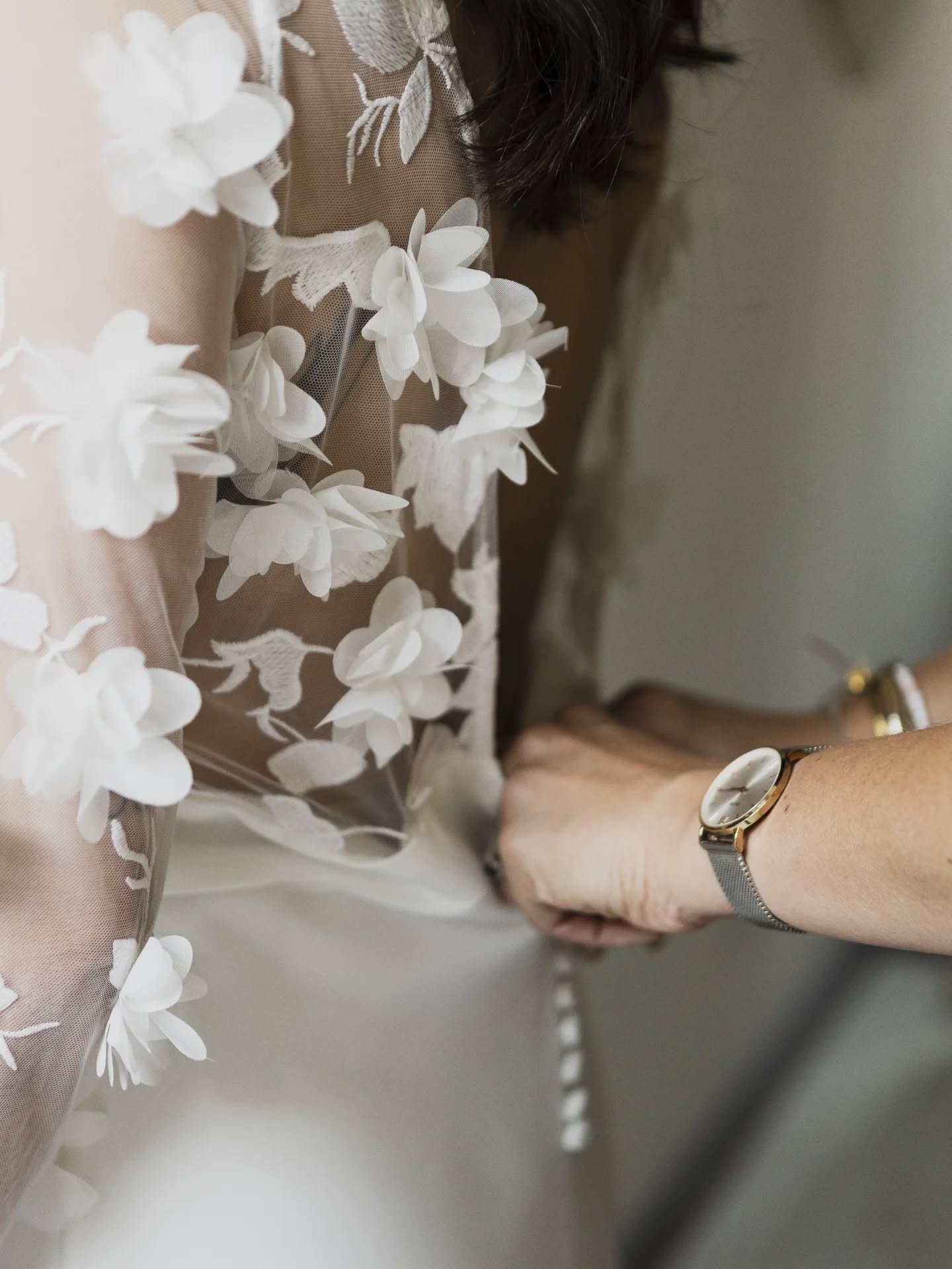 Zoom sur la magnifique dentelle de Justine avec ses fleurs en 3D 💮
📷@itsweddingtime_