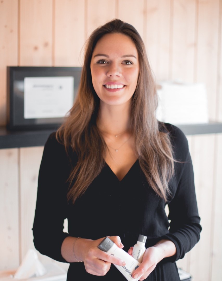 👋 Hi there… long time no post!
Ik geef het toe: het was de afgelopen tijd nogal stilletjes op mijn Instagram.
Drukke periodes in het instituut, de renovatie van ons huis én het zorgen voor mijn lieve maar energieke peuter zitten daar ongetwijfeld voor iets tussen 🙃
Ondertussen volgde ik ook heel wat bijscholingen en recent rondde ik een nieuwe, intensieve opleiding af.
Eentje die zorgde voor nog heel wat extra werk achter de schermen, maar waar ik zó ontzettend naar uitkijk om met jullie te delen en mee aan de slag te gaan!
✨ Ik kan dus met trots aankondigen dat er binnenkort iets nieuws aankomt ✨
Stay tuned, ik ben alvast super enthousiast 🤩
Tot snel!