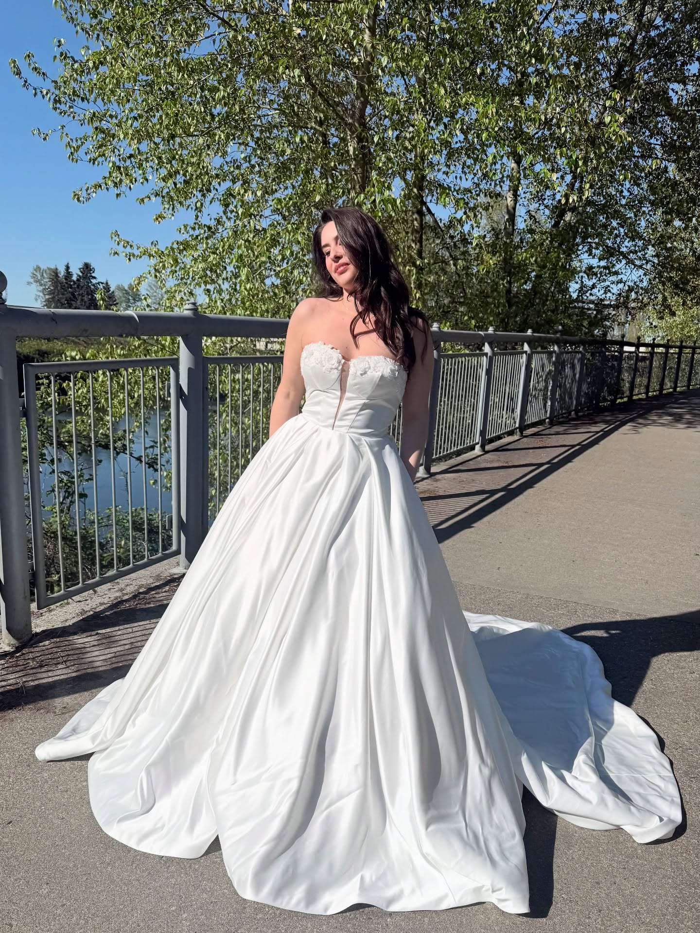 Sunny days and big satin trains. Two things we need in our life!☀️🤍
DARIA is a sleek satin ballgown with a strapless plunge neckline and beautiful beaded floral detailing.
•
•
•
#snohomishwedding #snohomishbride #seattlewedding #seattlebride #luvey #fortheluv #satinweddingdress #ballgownweddingdress #straplessweddingdress