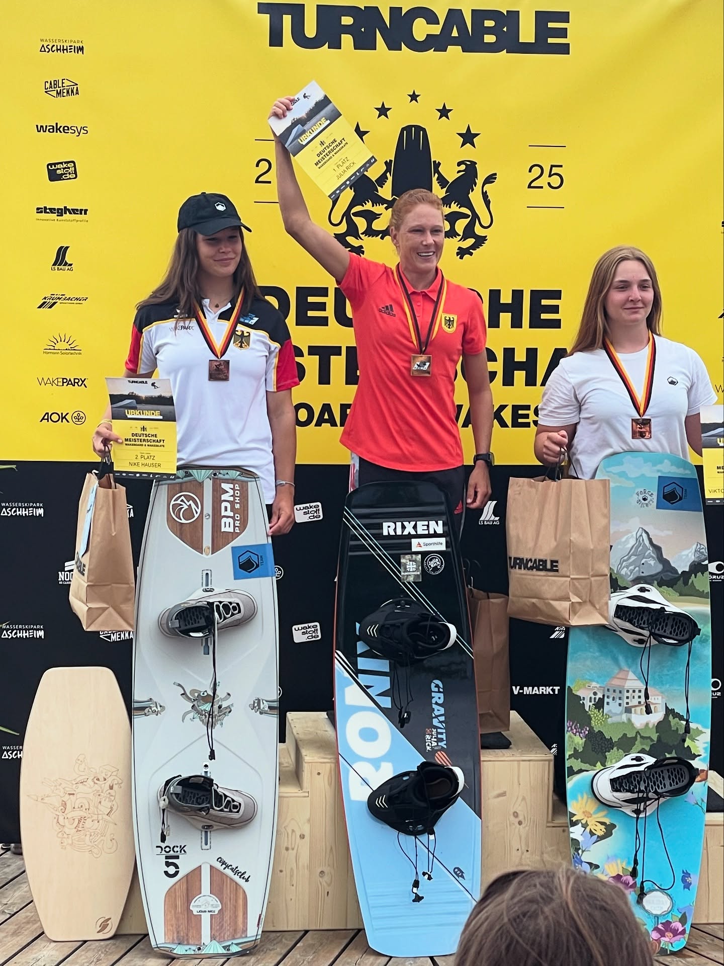 🏆 Grandiose Deutsche Meisterschaft @turncable_wakepark Thannhausen 🏄♂️🔥
Was für ein Wochenende! Mega Vibes, starke Rider – und wir mittendrin mit unserem Stand 💥
Danke an alle, die kurz geschnackt, Boards getestet oder einfach nur gute Laune dagelassen haben!
Riesendank an @nanelife_ , die ganz spontan noch mit ’ner richtig starken Grafik unser Board veredelt hat 🎨
Das Einzelstück – handmade im Ländle – geht an @nike_hsr , die sich mit einem beeindruckenden Run den 2. Platz bei der DM geschnappt hat 🥈🙌
Herzlichen Glückwunsch, Nike!
Genieß dein neues handgefertigtes Balance Board aus Schwäbisch Gmünd – ein echtes Unikat, genau wie du 🤙🌊
#deutschemeisterschaft #turncable #balanceboard #surfstylefever #handmadeimländle #unikat #wakeboardliebe #naneart #kunst #nikehauser #supportlocal #balanceboarding #wakeboarding #surftraining #teamgermany