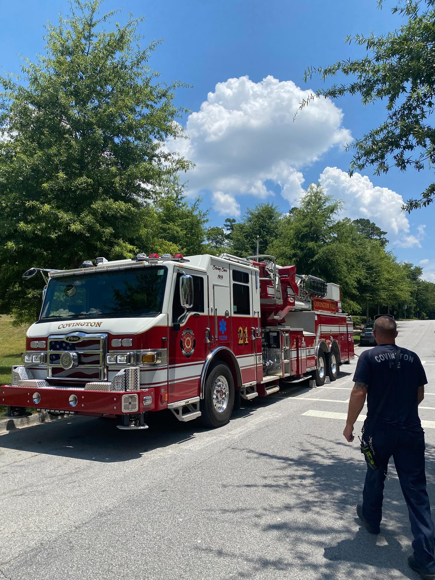 Earlier this week, Covington firefighters responded to a medical call involving a fall. Thanks to their quick response and coordinated teamwork, they were able to reach the patient swiftly and provide immediate assistance. 🚑⏱️ #covfire #firstresponders #firefighters #speedy