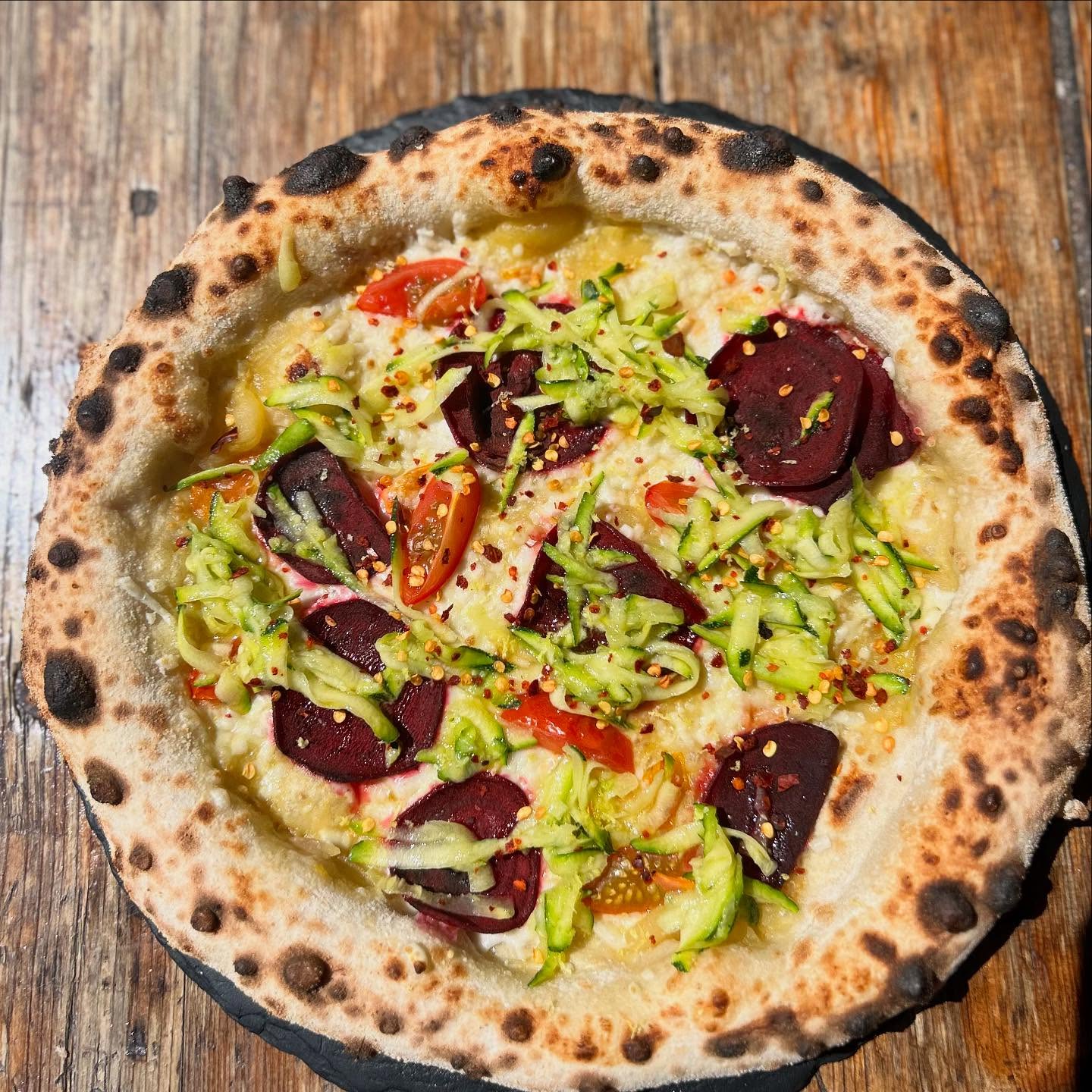 Our July specials!
Zesti Zucchini (VGN)
Yellow tomato sauce, vegan cheese, cherry tomatoes, garlic marinated courgette, dry chilli, spicy beetroot pepperoni, lemon zest
ZaZa (VG)
Yellow tomato sauce, cherry tomatoes, garlic marinated courgette, dry chilli, lemon zest , straciatella cheese
Pollo Giallo
Yellow tomato sauce, cherry tomatoes, garlic marinated courgette, dry chilli, lemon zest , straciatella cheese, garlic roasted chicken