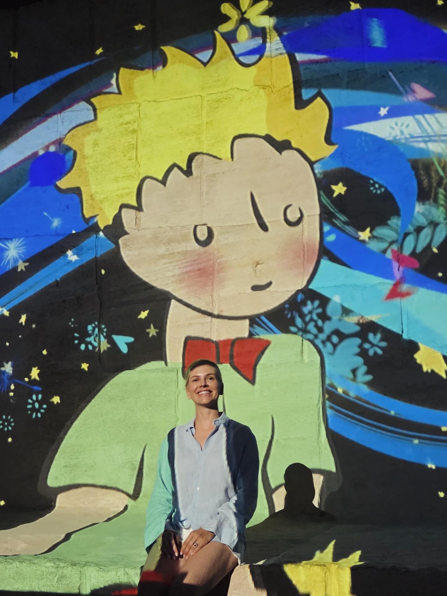 ✨ ✨ Sous la voûte étoilée des Carrières, le Petit Prince 👑 marche parmi les astres.
Un voyage plein de tendresse, de rêve et de sagesse. 🌟👑🪐
« On ne voit bien qu’avec le cœur. L’essentiel est invisible pour les yeux. » Merci Saint-Exupéry pour ce rappel éternel. 💛
*****************************************
#PetitPrince #CarrièresDesLumières #BauxDeProvence #RêverEncore #BeautéDuCœur #ÉtoilesDansLesYeux #charlesphilippedorleans #princecharlesphilippedorleans #princecharlesphilippe #princedorleans #ducdanjou #naomidorleans #naomivaleskadorleans #princessenaomidorleans #princessenaomi #princessedorleans #duchessedanjou #maisonroyaledefrance #france #monarchy #royalfamily