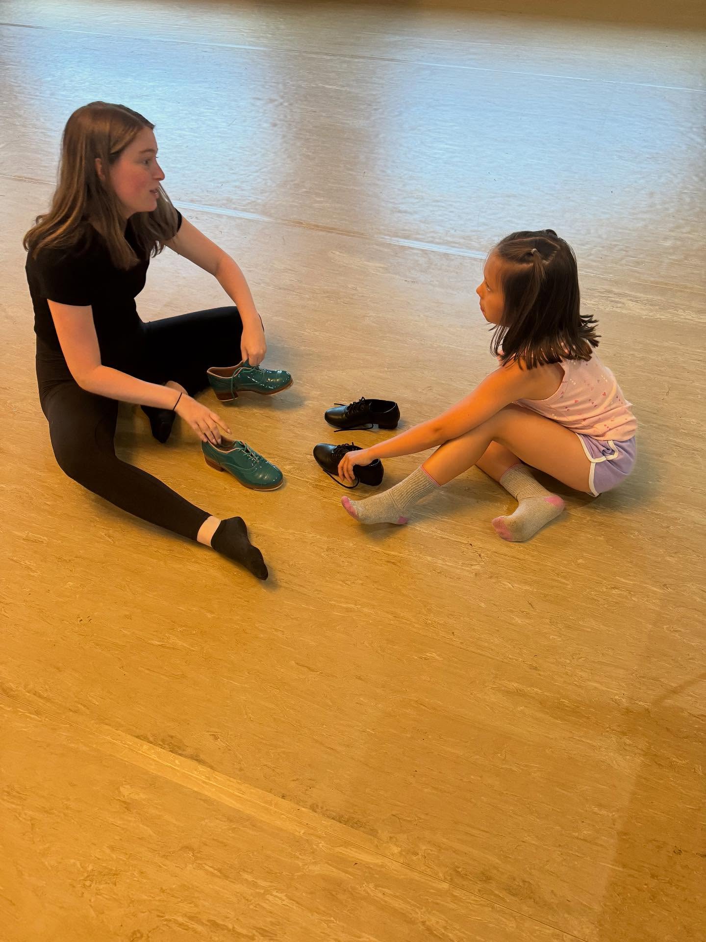 A surprise tap improv broke out the other day while I was directing camp with former Rockette Cheryl Cutlip! The next day, one of our campers brought her tap shoes and asked if she could jump in and improv with me, how could I possibly say no?
#tapdance #tapdancer #teacher #danceteacher #improv