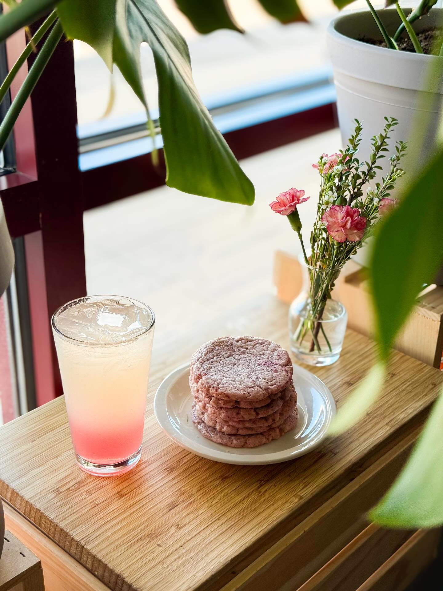 💖🍋 Calling all cookie lovers! 🍋💖
In the month of July, Novios Café will offer pink lemonade cookies! Sweet with the right amount of tartness, these babies pair well with any fruity drink on the menu… like a watermelon lemonade or a red berry iced tea 😋
Send this post to someone that you want to try a pink lemonade cookie with 💕