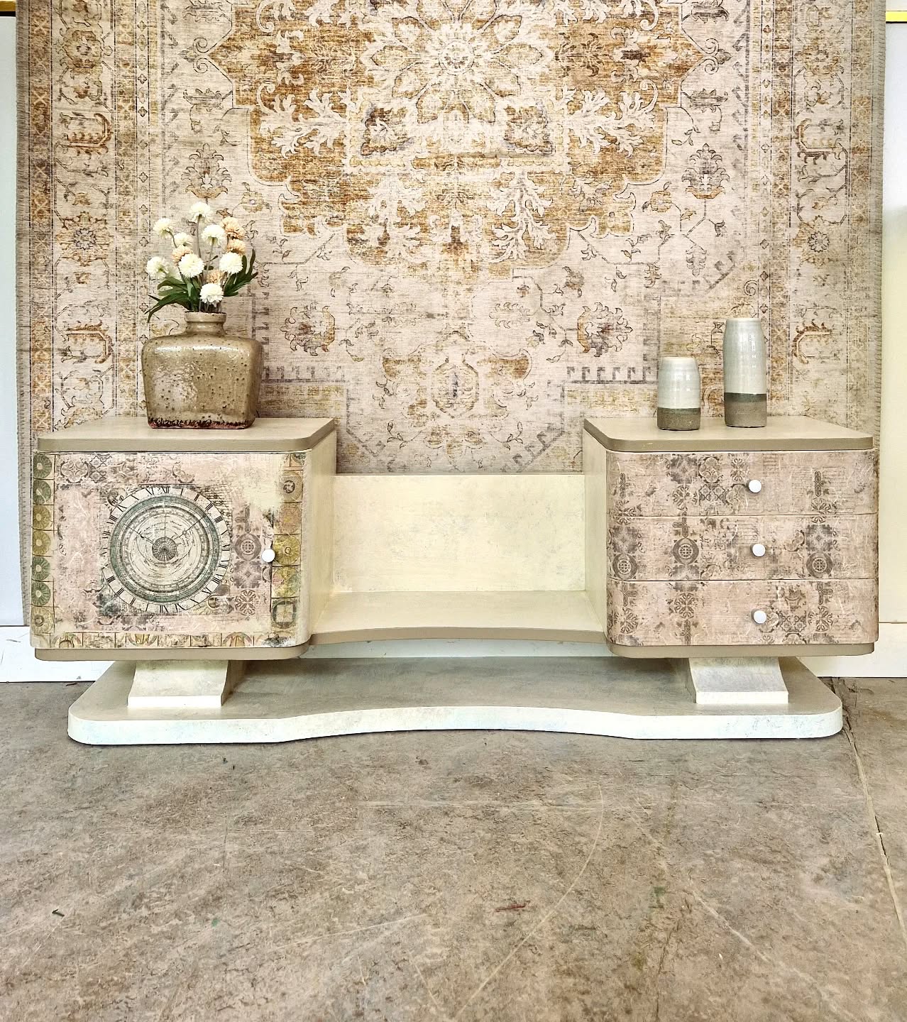 🌿 Handgeschilderd Uniek Dressoir – Eén van mijn persoonlijke favorieten! 🌿
Met liefde en aandacht heb ik dit bijzondere dressoir helemaal met de hand gerestyled.
De zachte kleuren, verweerde look en vintage patronen maken het een echte blikvanger – warm, uniek en perfect voor een sfeervol interieur.
🔹 Linkerkant: een deurtje met verfijnd kompasmotief
🔹 Rechterkant: 3 lades met rustige ornamentprint
🔹 Kleur: zachte crème en taupe tinten
🔹 Stijl: Boho chic x klassieke elegantie
🔹 Stevig en functioneel – én decoratief!
Elk meubelstuk dat ik maak, is uniek en volledig met de hand bewerkt – dit dressoir bestaat dus maar één keer.
Perfect voor wie houdt van kunstzinnige, duurzame meubels met karakter.