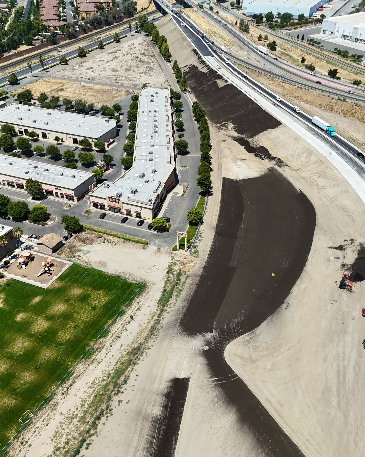 Making progress on our massive compost install for @teichert_inc in Manteca. We’ll provide permanent erosion control for their 3-year highway expansion project at the interchange of 99 and 120. 30 acres of compost will be ultimately be laid out, 16 of which we’ll be doing this year.
#erosioncontrol #erosioncontrolexperts #erosioncontrolsystems #erosion #compost #californiaconstruction #constructionsiteservices