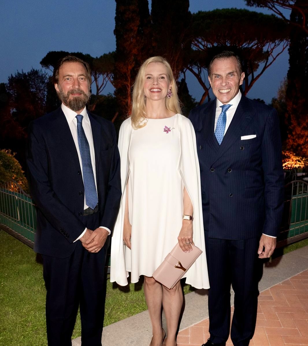 Soirée d’exception sous le ciel étoilé de Rome. Un Instant de grâce et d’élégance. Merci @antonella_de_orleans_borbon
*****************************************
#rome #italy #charlesphilippedorleans #princecharlesphilippedorleans #princecharlesphilippe #princedorleans #ducdanjou #naomidorleans #naomivaleskadorleans #princessenaomidorleans #princessenaomi #princessedorleans #duchessedanjou #dynastiecapetienne #huguescapet #maisonroyaledefrance #france #monarchy #royalfamily
📸 ©David Nivière