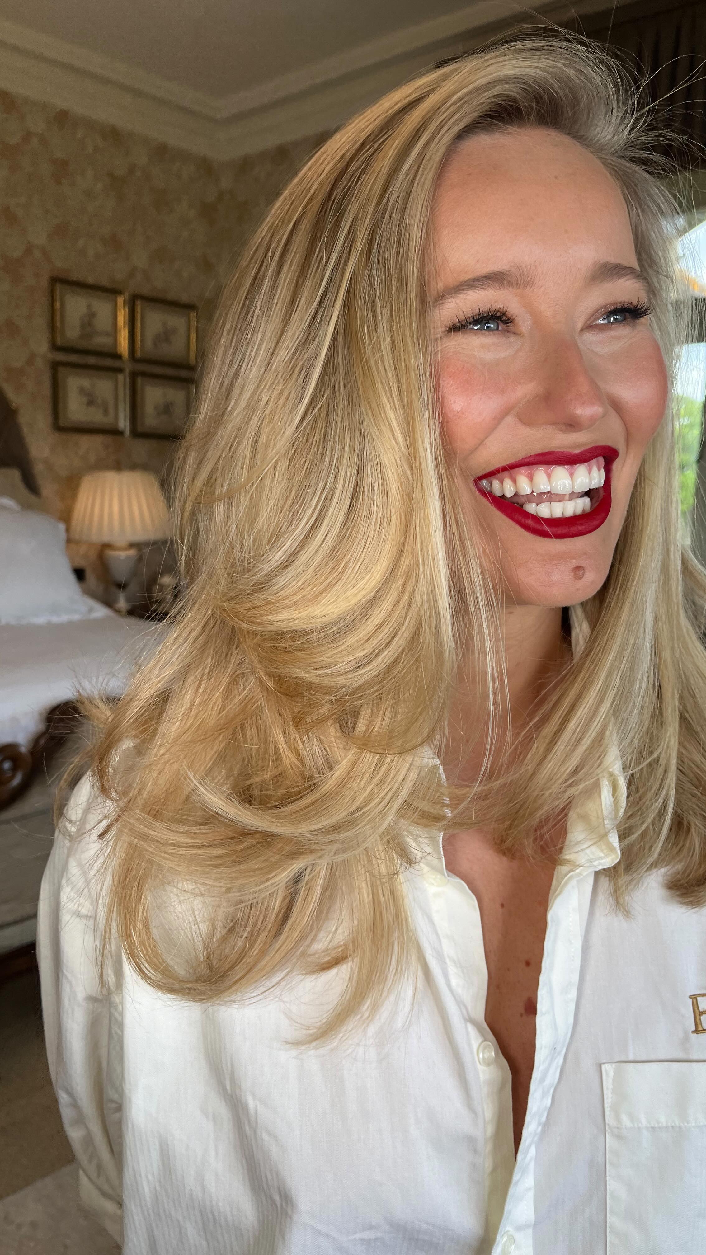 Take a sneak peak into our weekend together creating two completely different looks for the beautiful @francesteehan ❤️
The first look was a bouncy blow, using my trusted @hairbysammcknight ‘Cool Girl’ to add texture and @narsissist ‘Starwoman’ on the lips.
Wedding day glam was all about the glow and there is nothing better than the @diorbeauty Backstage Glow face palettes to create this. A pretty ballet bun completed the look ✨
Hair & Makeup @____cesca____
Venue @cowdrayhouse
Planning @georgina.rose.events
Dress @millanova @isabellagracebridal