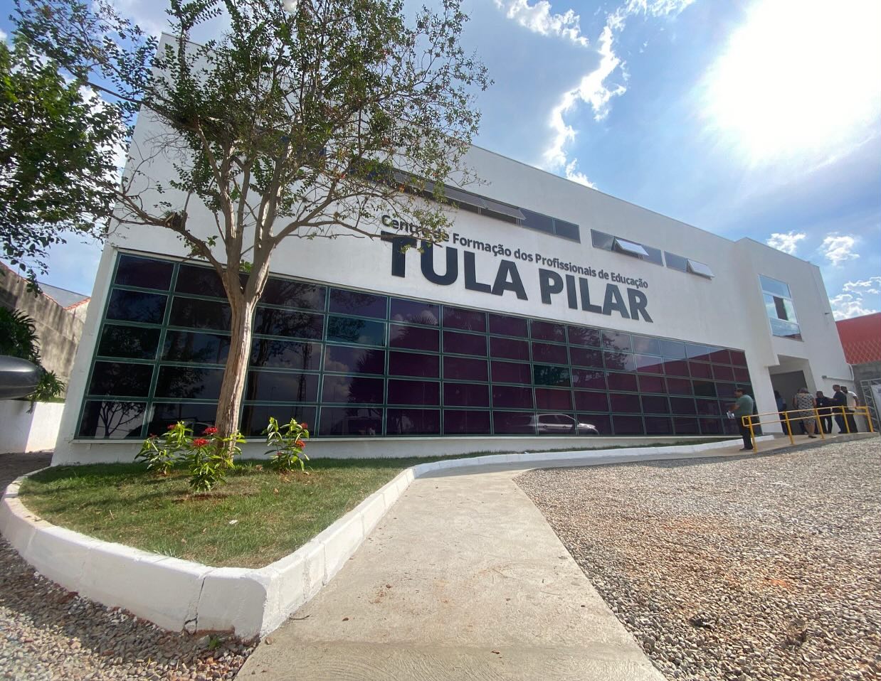Obra de reforma completa de um edifício educacional com área total de 4.000 m², destinado à implantação do Centro de Formação dos Profissionais de Educação Tula Pilar, localizado na Rua Adolfo Wolf, no município de Taboão da Serra/SP. A intervenção foi concluída em um prazo de 90 dias, com foco na requalificação funcional e estética do imóvel para atendimento às novas demandas de uso institucional e educacional.
As obras civis executadas englobaram desde a limpeza e preparação do terreno, demolições parciais de estruturas existentes, construção de novas alvenarias, instalação de revestimentos de paredes e pisos, troca e instalação de portas, janelas e esquadrias de alumínio com vidros, execução de pintura completa interna e externa, instalação de plataforma elevatória para acessibilidade, plantio de grama e adequações paisagísticas até reparos e adequações em forros, paredes e acabamentos diversos.
Além das melhorias civis, todos os sistemas prediais, incluindo instalações hidráulicas, elétricas e de acessibilidade foram executados conforme os projetos técnicos aprovados.
Essa obra reforça o compromisso com a entrega ágil, técnica e de alta qualidade, contribuindo diretamente para a valorização do espaço urbano e o desenvolvimento social da região.
🏗️ I 🦺