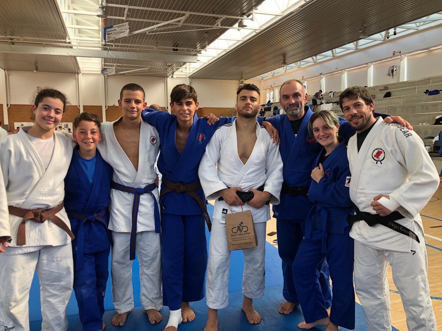 Estupendo fin de semana en el @stagejudocdm donde además de poder disfrutar del lugar Arteixo, hemos podido disfrutar y aprender mucho judo con las explicaciones del gran @fabiobasile66 , espectacular!
Genial tambien la sesión con @malw57 y @angelparrajudooficial , muy grandes los dos! 🔝
Buena gente, buen ambiente, buenos judokas… que más se puede pedir!? Stage 100% recomendable y al que volveremos, gracias por el trato y enhorabuena por la organización 🫶🏼