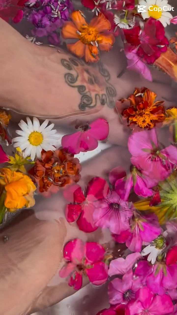 A day of bliss. #saltedstardust #bekind #footsoak #footsoaks #homespaday #saltsoak #bathtimebliss #outsidebath #takecareofyourself