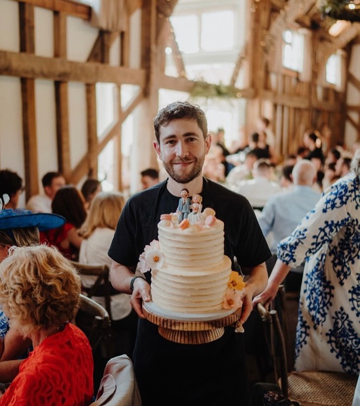Cake logistics: underrated but essential! From careful transport to perfect portioning, we’ve had plenty of practice. This fantastic cake topper had such an accurate recreation of the bride’s dress we had to hide it from the groom until after the ceremony - a new one for us!
Photo by the excellent @kitmyersphotography
#eventcatering #weddingcakes #weddingday #surreyevents #surreywedding #gatestreetbarn #gatestreetbarnwedding