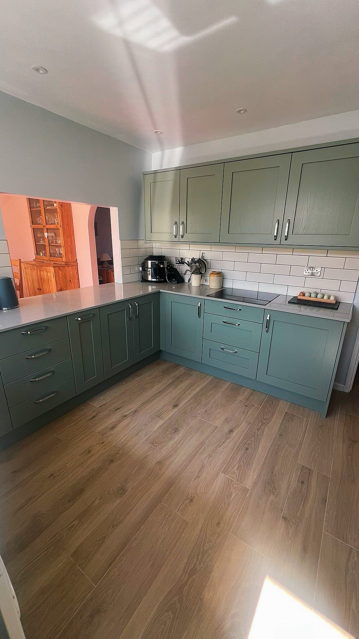 A lovely kitchen for a lovely couple 💚✨
We went bold with Mornington Regiment Green 20mm Timber shaker doors, paired with matching 18mm solid carcasses for that seamless, premium finish.
Topped with stunning 20mm grey marble quartz worktops flowing into the window sills and through the serving hatch for an extra touch of class and elegance 💎🍽️
Designed with care. Built to last.
Another kitchen we’re proud to put our name to 👇
📍East Sussex | 1066 Kitchens
#KitchenDesign #KitchenGoals #HomeInspo #EastSussex #Bexhill #Hastings #StLeonards #SussexHomes #KitchenInspiration #GreenKitchen #ShakerKitchen #QuartzWorktops #KitchenRenovation #HomeStyle #InteriorsOfInstagram #KitchenVibes #UKHomes #BritishHomes #KitchenIdeas #KitchenMakeover #InteriorDesign #KitchenLove #KitchenDreams #KitchensOfInstagram #1066Kitchens