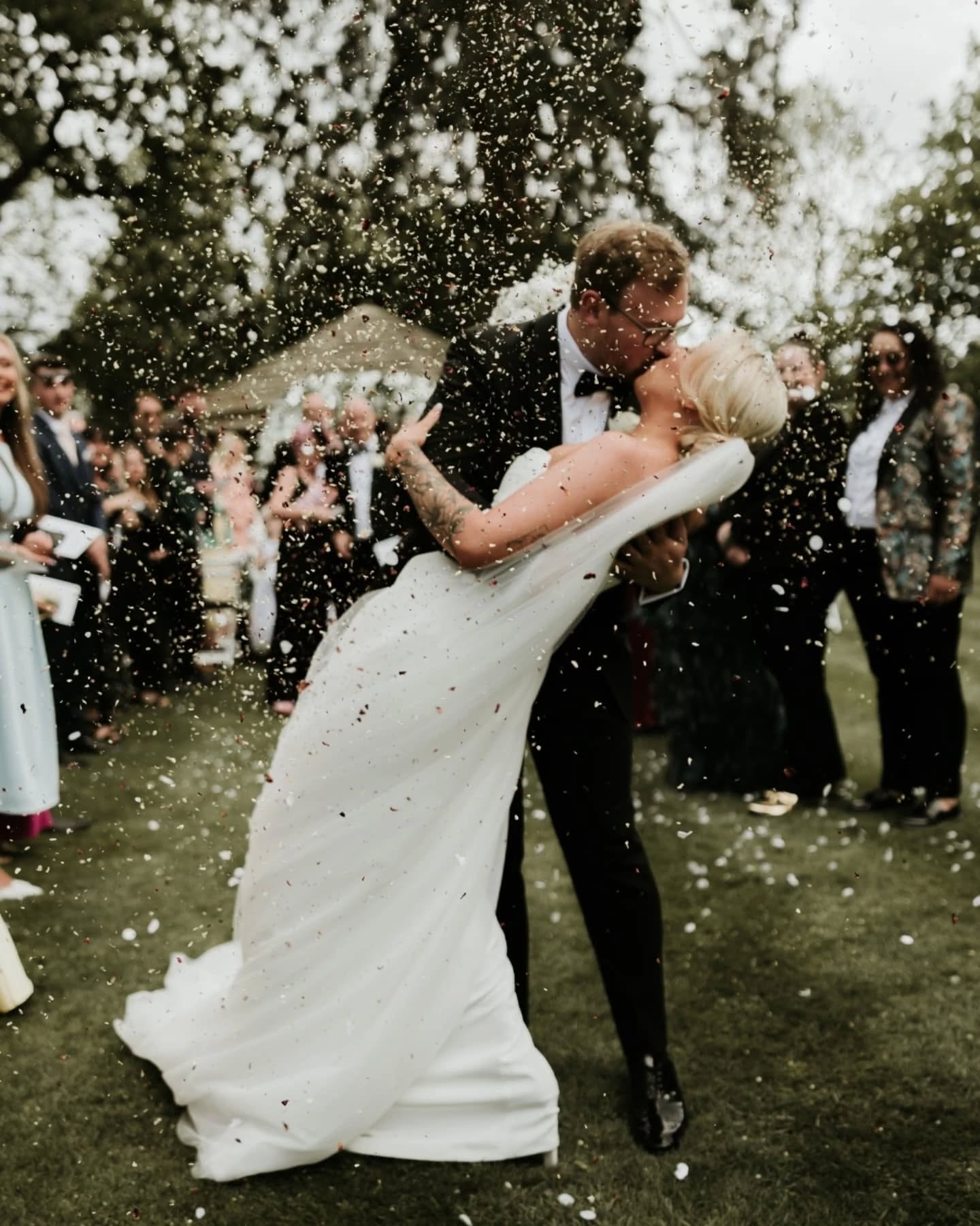 🤍Molly & Matt🖤 a stylish black and white theme for a Paramore loving pair who wanted a truly stunning day and a hell of a party at the end. Wedding vision? completed it mate! A dream to be a part of from start to finish.
.
Photography @laurenmarchantphotography
Venue @mulberryhousehotel
Flowers @tj_designer_weddings