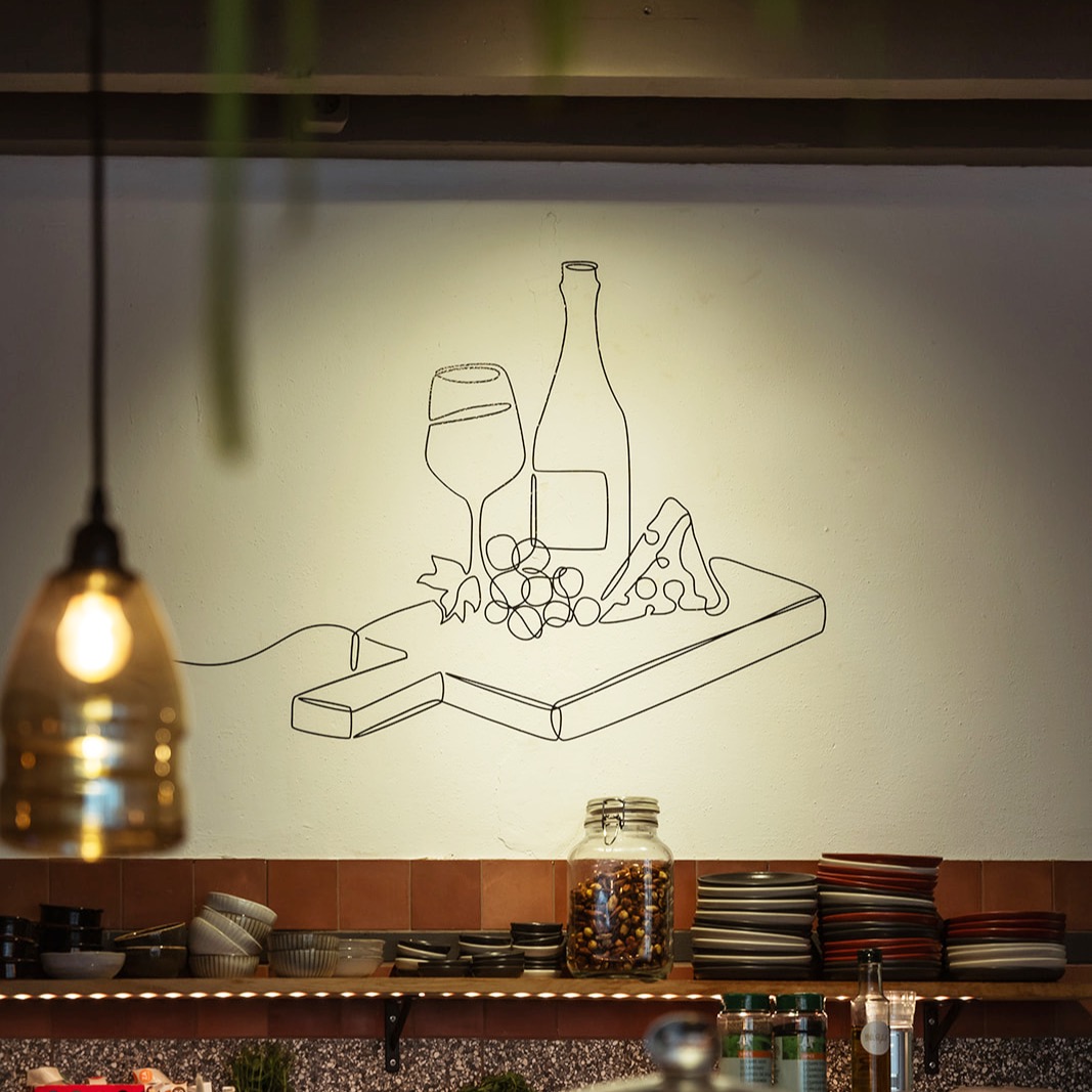 Woensdag 30 juli!
30 juli is het weer zo ver: onze special woensdag! Dit keer draait alles (weer) om… KAAS! Zomerse kazen, frisse smaken, kleine BBQ-invloeden, maar vooral weer verschillende kazen die de hoofdrol pakken.
Tipje van de sluier: Zomerse flammkuchen met romige burrata, warm BBQ camembertje om te dippen en citroen-knoflook gegrilde garnalen.. We serveren het weer in drie rondes, waardoor je een heerlijke uitgebreide avond hebt! Boek snel je tafeltje voor deze Zomerse Kaasavond! 🧀
#proefavonden #borrelen #denhaag #proefboutique #thehague #hofkwartier #oudemolstraat #haagseschatten #shareddining #kaasspecial #kaasavond #borrelplank