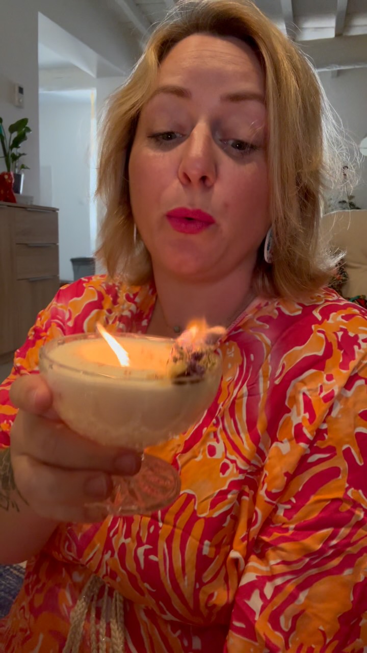 Après Harry Potter et la coupe de feu … voici Joy et la bougie qui prend feu 🔥
~
Tout ça pour vous annoncer que le prochain Candle Live aura lieu le Vendredi 18 Juillet 🕯️
🍇
C’est au pied des vignes au @domaine_des_louis à Chanos-Curson que @monsieurjules_music nous réunit de nouveau avec notre cher ami @lucasmusicoff pour un concert intimiste, humain et terriblement réconfortant 🥰
~
« Un piano. Une guitare. Un ukulélé. Trois voix. Trois styles. Un cadre hors du commun. Une complicité. Avec la musique et l’amitié comme fils conducteurs. À la lueur des bougies. 🕯️
Une très belle soirée où j’aurai l’honneur de vous jouer en exclusivité mes premières compositions. » @filledejoie.musique
~
🎹Entrée unique : 10€ | Gratuit pour les moins de 10 ans
🍷 Petite restauration sur place et de quoi tchiner
📍Domaine des Louis - Chanos Curson (26)
~
Le lien de la billetterie se trouve dans ma bio
https://www.helloasso.com/associations/association-joy-musique/evenements/concert-de-lancement-ep-joy
~
🚨 À NE SURTOUT PAS REPRODUIRE A LA MAISON 🔥 ! Je vous rassure aucun tapis, humain ou animal n’a été endommagé ! Tout est sous contrôle ! 😂
#bougie #musique #fun #livemusic #drome #ardeche #joy #joie #monsieurjules #event #concertalabougie #candlelivemusic #concert #chansonfrancaise #chanteuse #music #musician #musicienne #humour #feu #incendie #harrypotter #singer